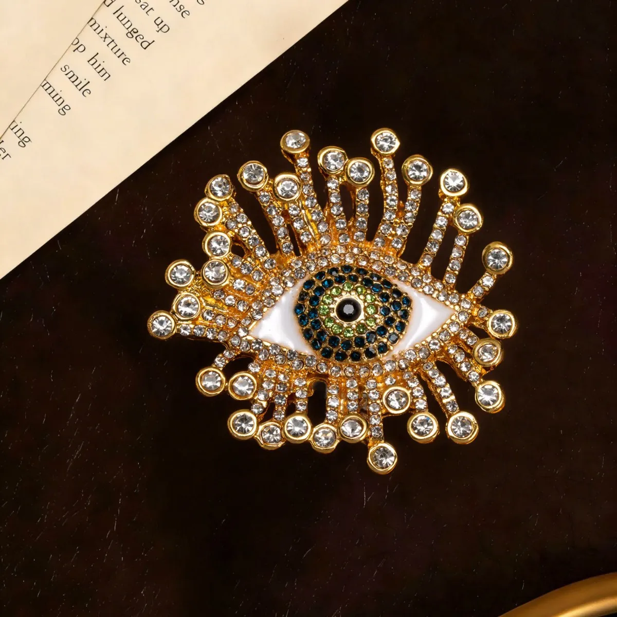 Vintage Diamond Studded Devil's Eye Brooch for Women Exaggerated and Atmospheric Heavy Craftship Fashion Tassel Enamel Brooch
Vintage Diamond Studded Devil's Eye Brooch for Women Exaggerated and Atmospheric Heavy Craftship Fashion Tassel Enamel Brooch