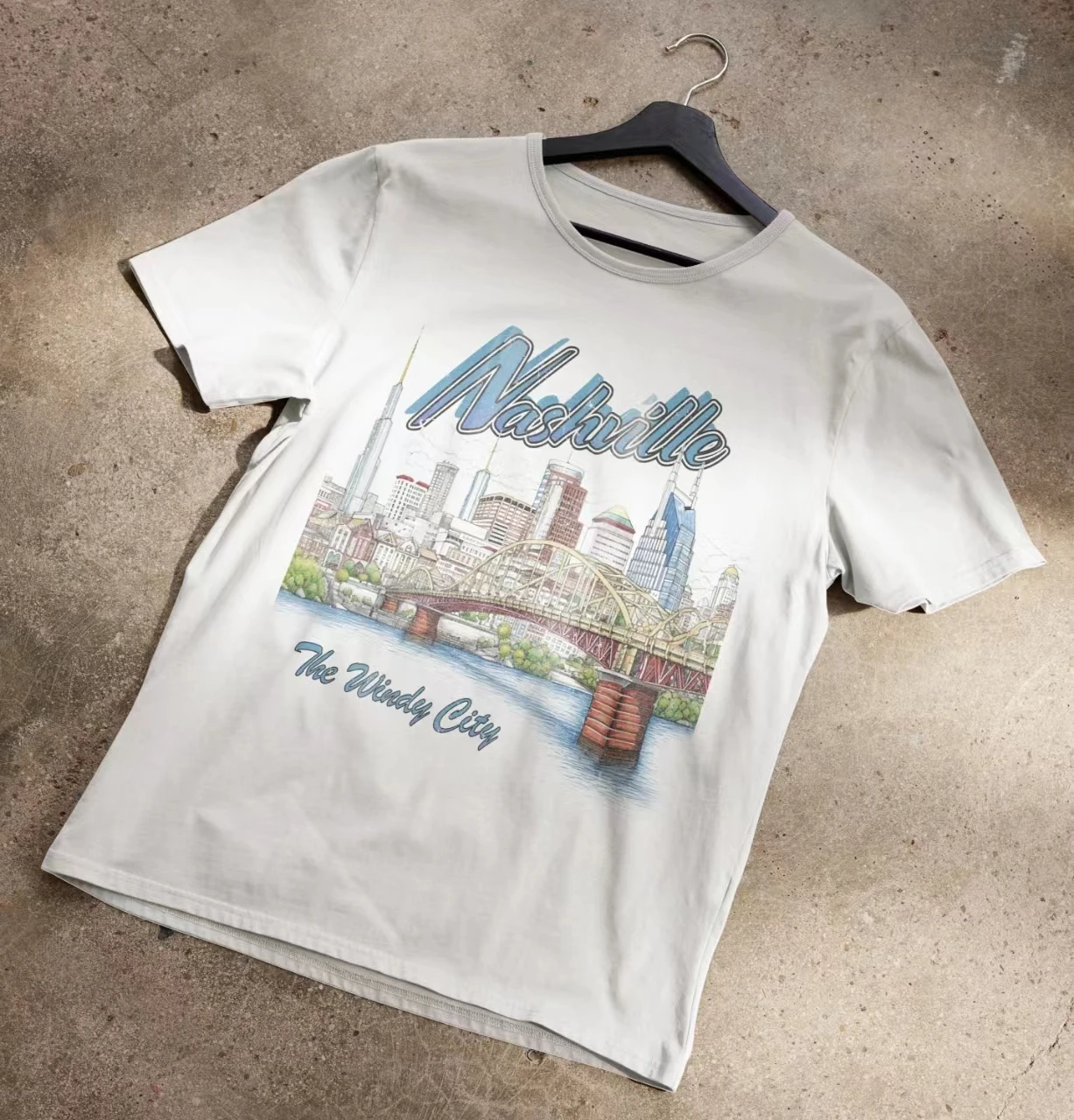 Новинка 2024, Лидер продаж, винтажная повседневная женская футболка Nashville с принтом Windy City, женская рубашка в стиле ретро, модная удобная женская футболка для поездок
Новинка 2024, Лидер продаж, винтажная повседневная женская футболка Nashville с принтом Windy City, женская рубашка в стиле ретро, модная удобная женская футболка для поездок