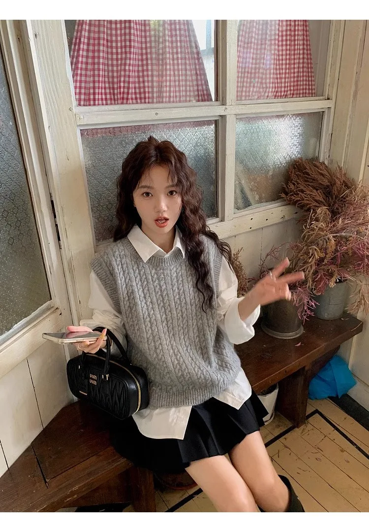 2024 Autumn and Winter New Cashmere vest sweater women O-Neck Cashmere vest knitted soft fashion warm women
2024 Autumn and Winter New Cashmere vest sweater women O-Neck Cashmere vest knitted soft fashion warm women