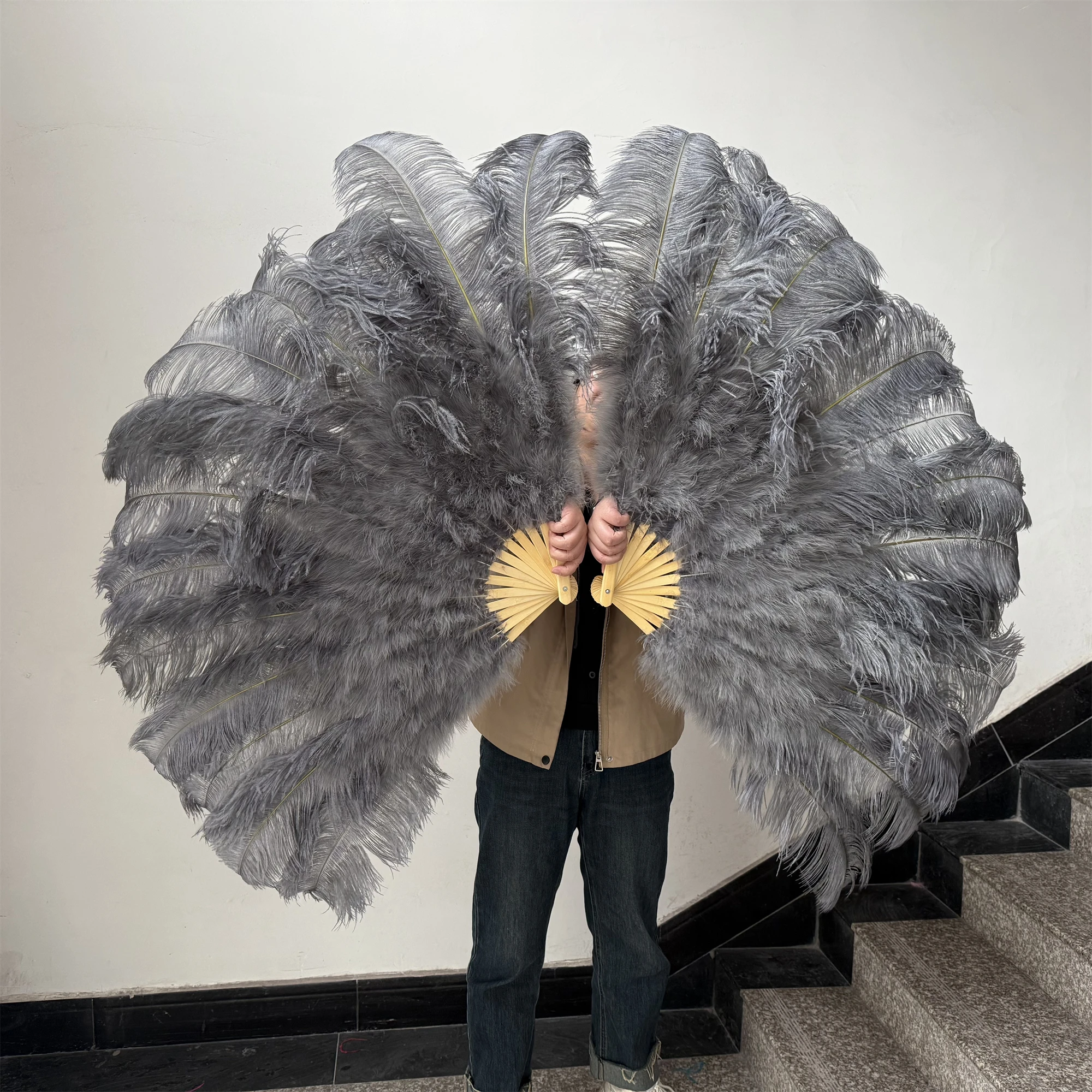 130CM Gray Big Ostrich Feather Fan 13 Bone Handheld Left Right Fans for Festival Belly Dance Stage Performance Plumes Fan Crafts
130CM Gray Big Ostrich Feather Fan 13 Bone Handheld Left Right Fans for Festival Belly Dance Stage Performance Plumes Fan Crafts
