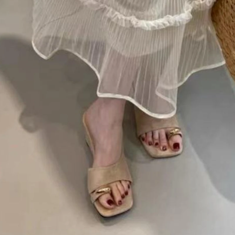 High-end Temperament Square-toed Flip-flops Women's 2026 Spring New Chinese-style Simple Suede Niche Sandals
High-end Temperament Square-toed Flip-flops Women's 2026 Spring New Chinese-style Simple Suede Niche Sandals