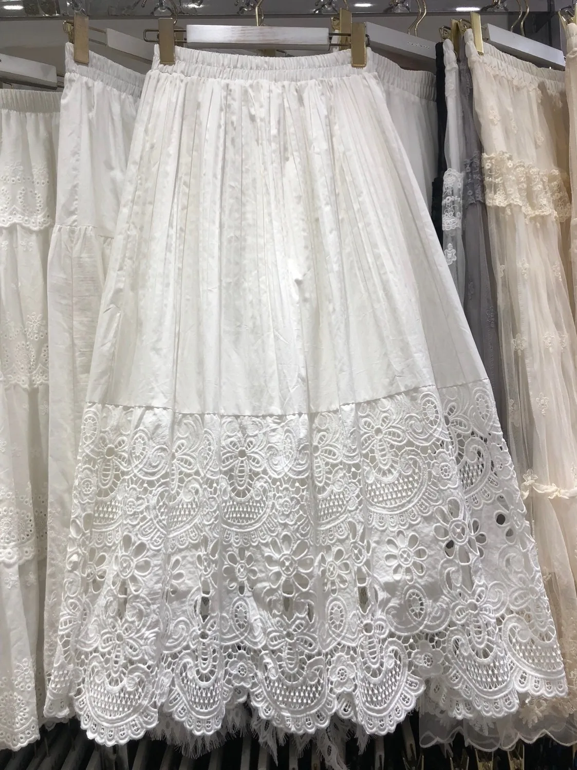 Romantic Japanese Style Lace Embroidery Splicing Hollow out White Half Skirt High Waist A-Line Skirt Heavy Work Umbrella Skirt
Romantic Japanese Style Lace Embroidery Splicing Hollow out White Half Skirt High Waist A-Line Skirt Heavy Work Umbrella Skirt