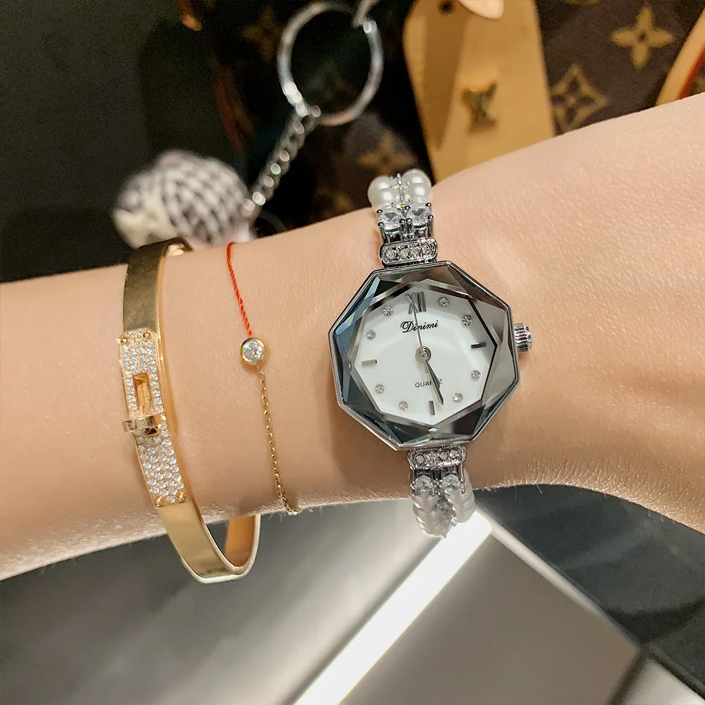 Роскошные часы с жемчужным браслетом для женщин, винтажный стиль Chanel, восьмиугольный циферблат в форме ракушки, модные наручные часы с бриллиантовым акцентом 
Роскошные часы с жемчужным браслетом для женщин, винтажный стиль Chanel, восьмиугольный циферблат в форме ракушки, модные наручные часы с бриллиантовым акцентом
