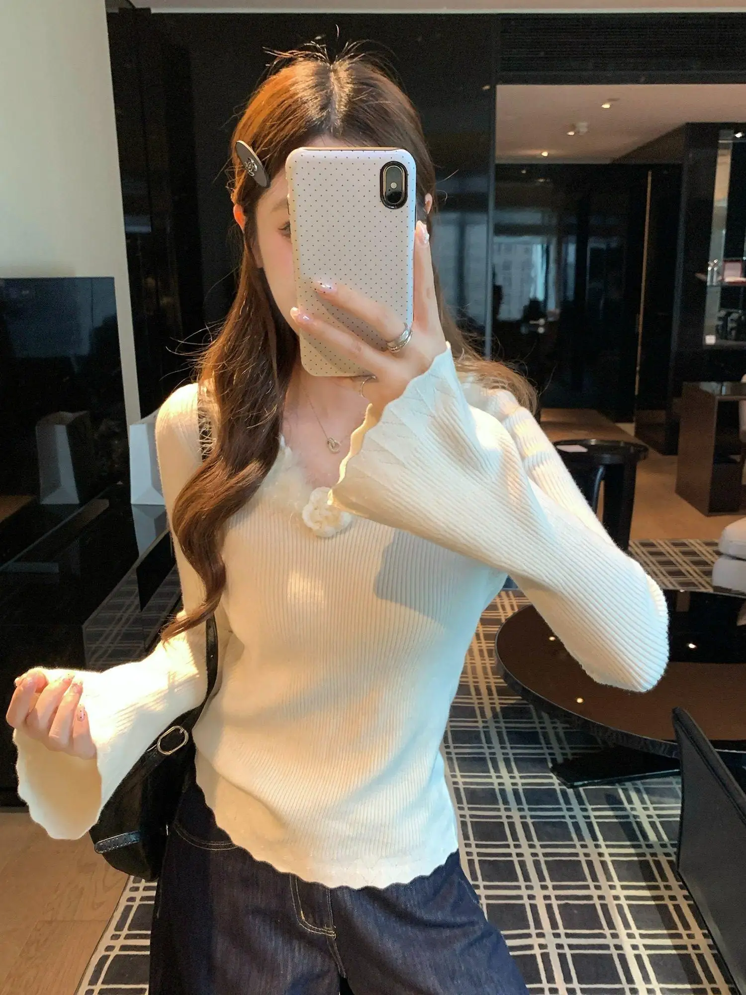 Stunning V-neck Knitted Base Shirt Women's Inner Wear Floral Sleeve Bell Sleeve High End Feeling Spring Autumn Fashion Top
Stunning V-neck Knitted Base Shirt Women's Inner Wear Floral Sleeve Bell Sleeve High End Feeling Spring Autumn Fashion Top