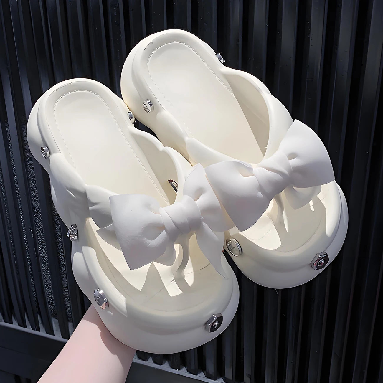 Summer Women Slippers Bow and Metal Decorations 5CM Platform Flip-flops Garden Shoes Beach Sandals Clogs Female Soft Home Slides
Summer Women Slippers Bow and Metal Decorations 5CM Platform Flip-flops Garden Shoes Beach Sandals Clogs Female Soft Home Slides