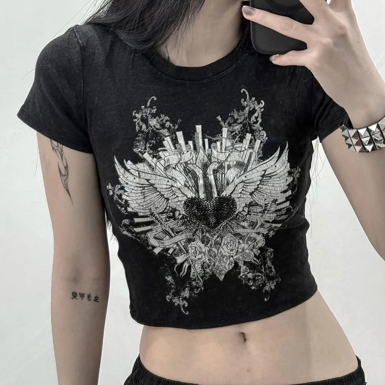 Эстетическая уличная одежда в стиле панк, готика, повседневная футболка, сексуальные тонкие шикарные укороченные топы с графическим принтом Y2K, винтажная футболка 2000-х годов в стиле Харадзюку
Эстетическая уличная одежда в стиле панк, готика, повседневная футболка, сексуальные тонкие шикарные укороченные топы с графическим принтом Y2K, винтажная футболка 2000-х годов в стиле Харадзюку