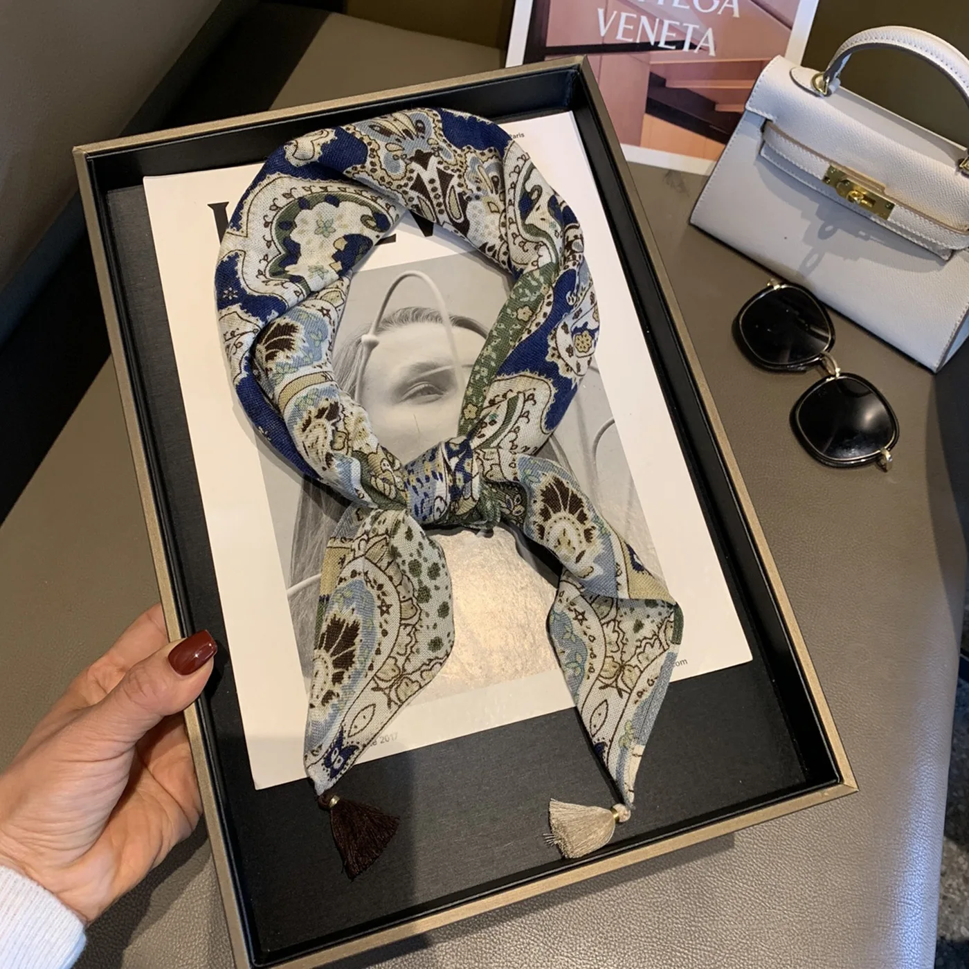 High-end Light Luxury Korean Square Scarf Geometric Ethnic Style Versatile 70 Shawl Outer Scarf Retro Cashew Silk Scarf
High-end Light Luxury Korean Square Scarf Geometric Ethnic Style Versatile 70 Shawl Outer Scarf Retro Cashew Silk Scarf