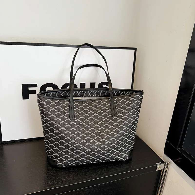 Simple commuting tote bag women's bag 2026 new trendy and lightweight large capacity handbag fashionable shoulder bag
Simple commuting tote bag women's bag 2026 new trendy and lightweight large capacity handbag fashionable shoulder bag