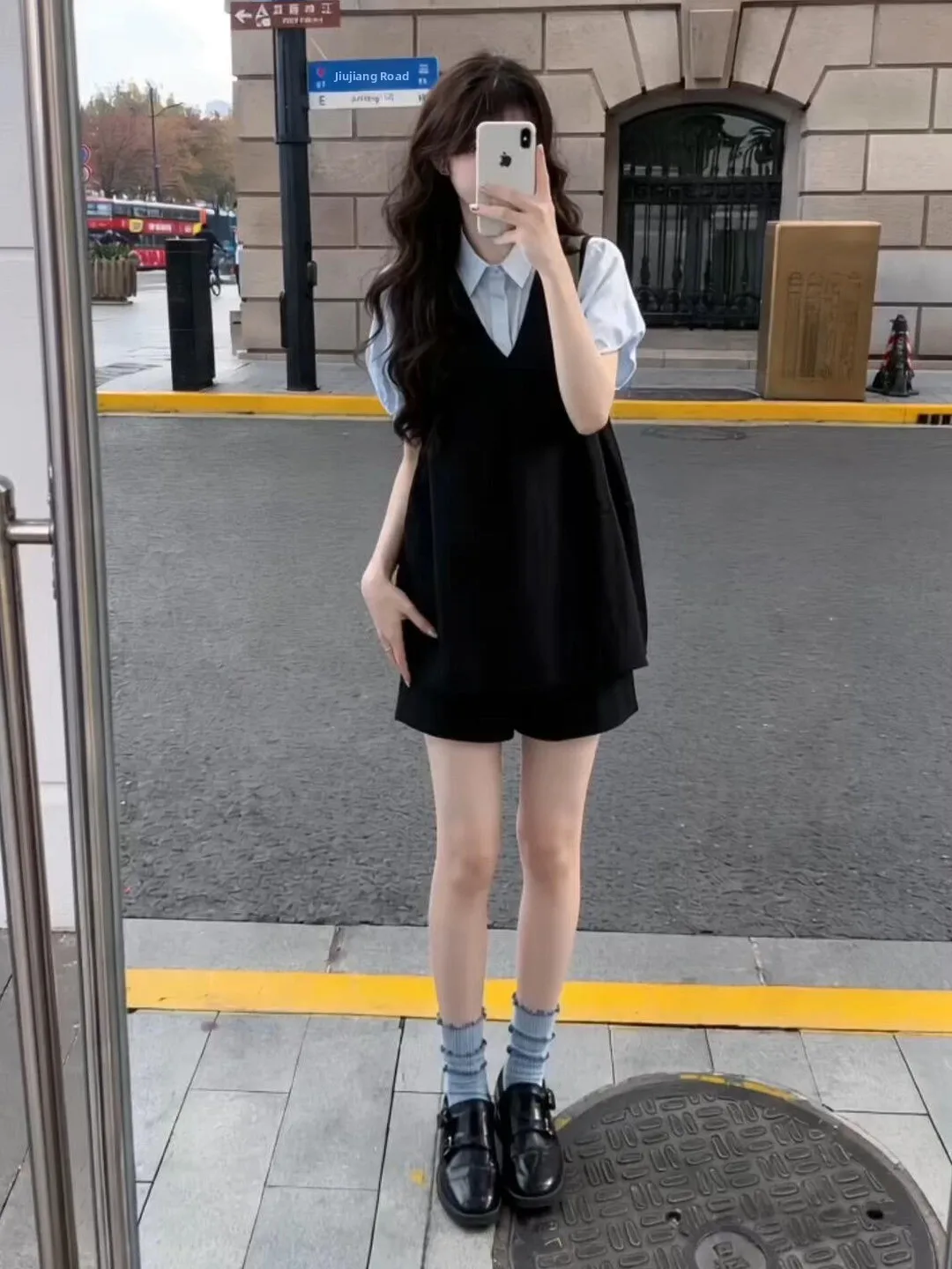 College Style Short Sleeve V-Neck Shirt Sleeveless Vest Wide Leg Shorts Fashion Three-Piece Set for Young Women
College Style Short Sleeve V-Neck Shirt Sleeveless Vest Wide Leg Shorts Fashion Three-Piece Set for Young Women