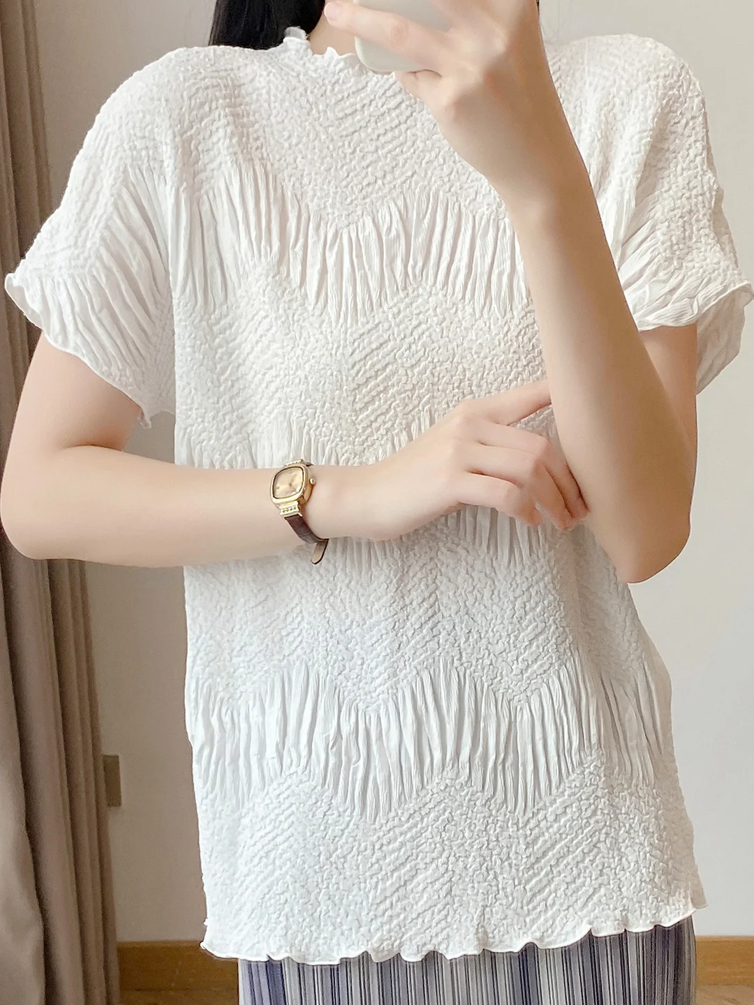 Elegant Loose Fit White T-Shirt with Pleated Elastic Fabric Versatile Summer New Arrival by Sanza Feng Perfect for Casual Wear
Elegant Loose Fit White T-Shirt with Pleated Elastic Fabric Versatile Summer New Arrival by Sanza Feng Perfect for Casual Wear
