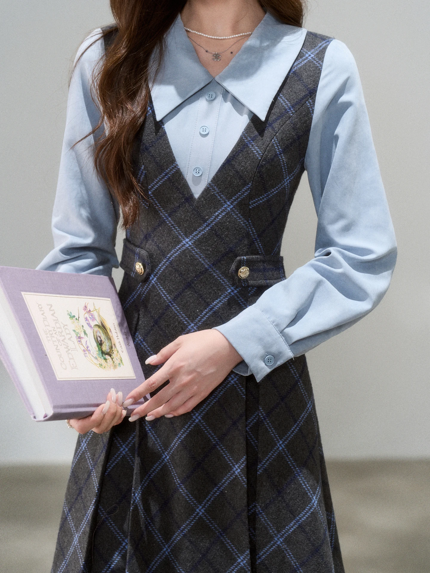 Retro Academic Style Patchwork Long Dress Women's Early Spring 2026 New Waist Cinching Slimming Woolen Dress French Style
Retro Academic Style Patchwork Long Dress Women's Early Spring 2026 New Waist Cinching Slimming Woolen Dress French Style