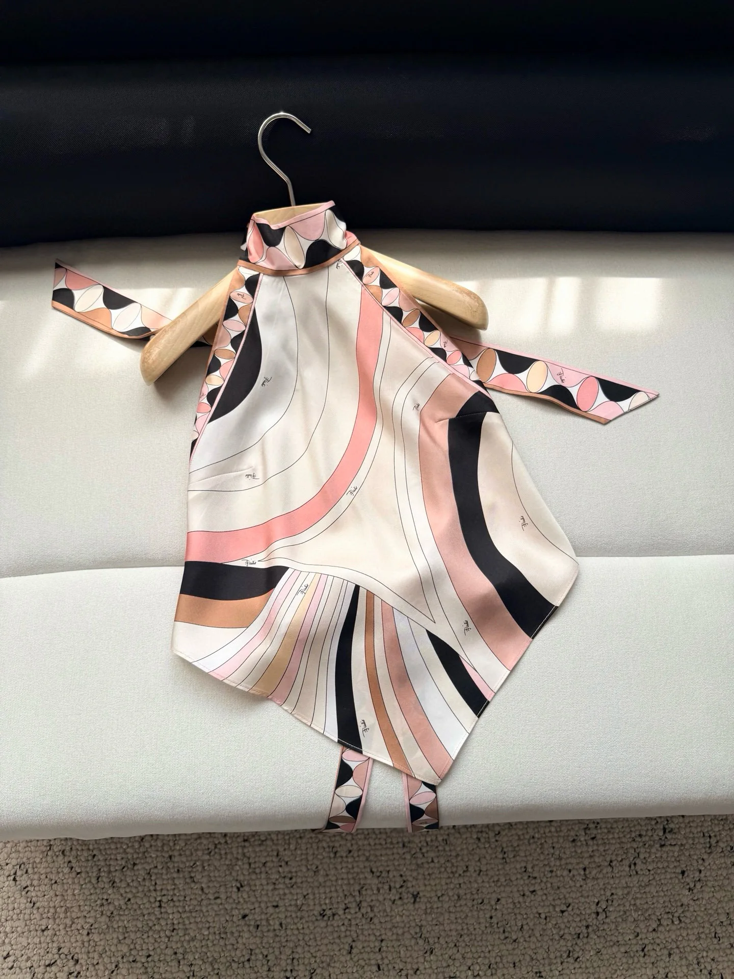 100% Real Silk Women Satin Halter Top Geometric Print Tie Backless Tank Top Elegant Irregular Hem Vacation Blouse Y2K Streetwear
100% Real Silk Women Satin Halter Top Geometric Print Tie Backless Tank Top Elegant Irregular Hem Vacation Blouse Y2K Streetwear