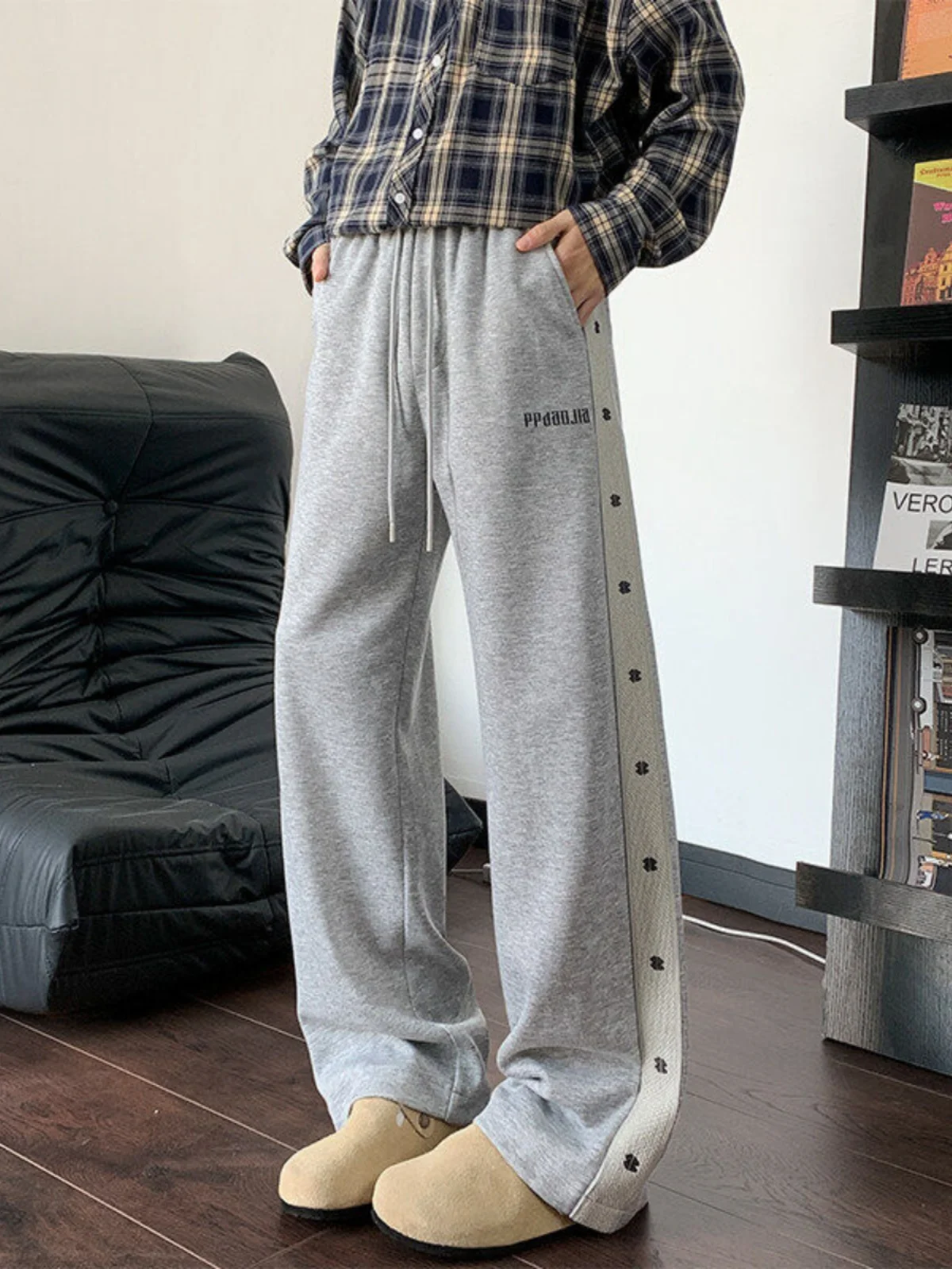 Мужские спортивные брюки свободного кроя с вышитым поясом, широкие повседневные брюки в гонконгском стиле, молодежные весенние модные брюки из полиэстера
Мужские спортивные брюки свободного кроя с вышитым поясом, широкие повседневные брюки в гонконгском стиле, молодежные весенние модные брюки из полиэстера