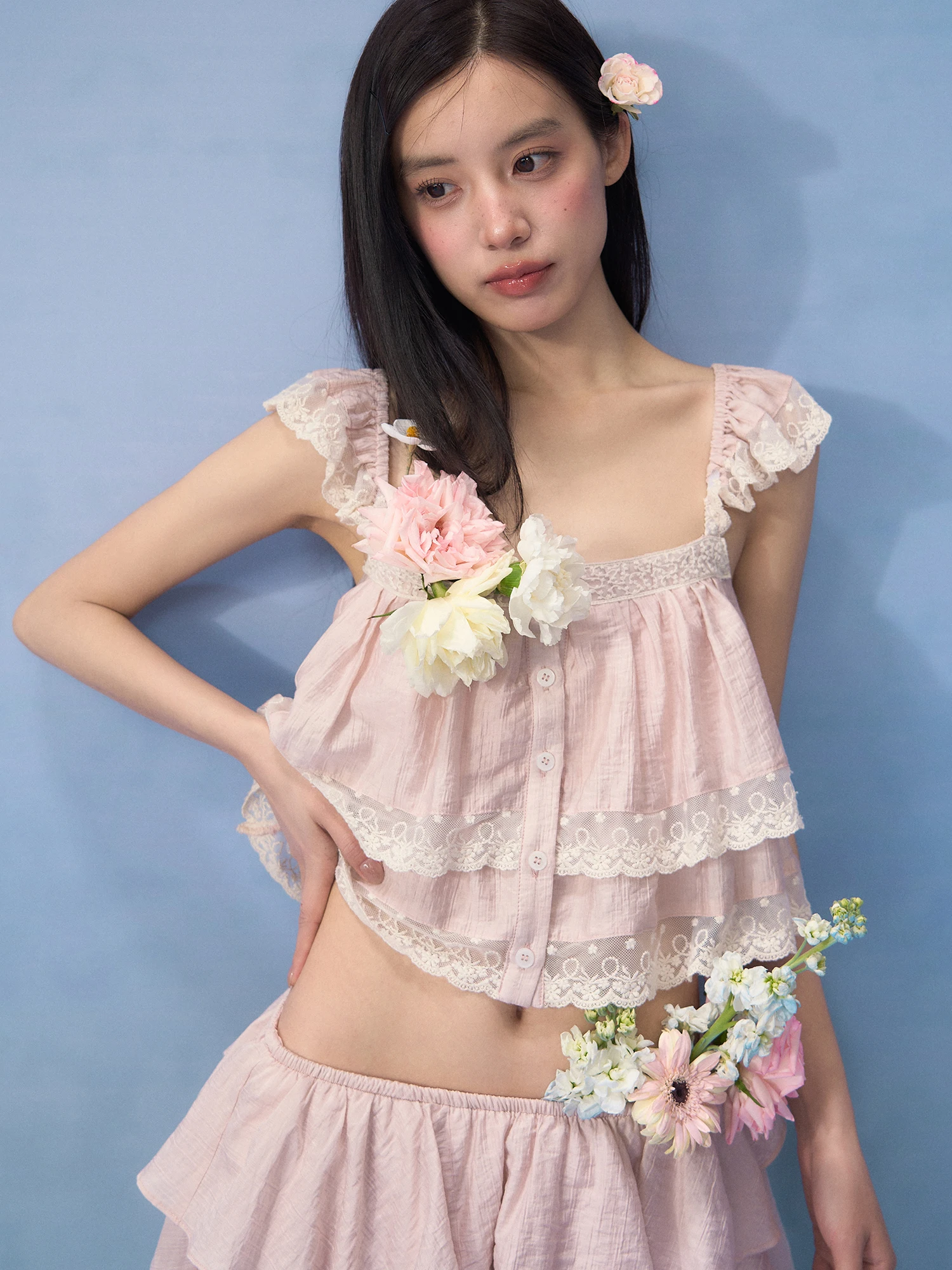 Летний женский кроп-топ Weekendhub Pure Desire Sweet Girl с кружевом, без рукавов, с квадратным вырезом и дизайнерским акцентом на талии
Летний женский кроп-топ Weekendhub Pure Desire Sweet Girl с кружевом, без рукавов, с квадратным вырезом и дизайнерским акцентом на талии