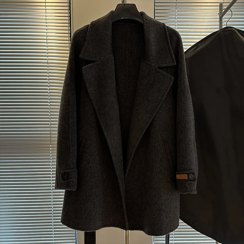 Высококачественная женская брошь, завязанное кашемировое пальто с плоским V-образным вырезом, корейский стиль, ветровка с поясом, одежда 2510011142
Высококачественная женская брошь, завязанное кашемировое пальто с плоским V-образным вырезом, корейский стиль, ветровка с поясом, одежда 2510011142