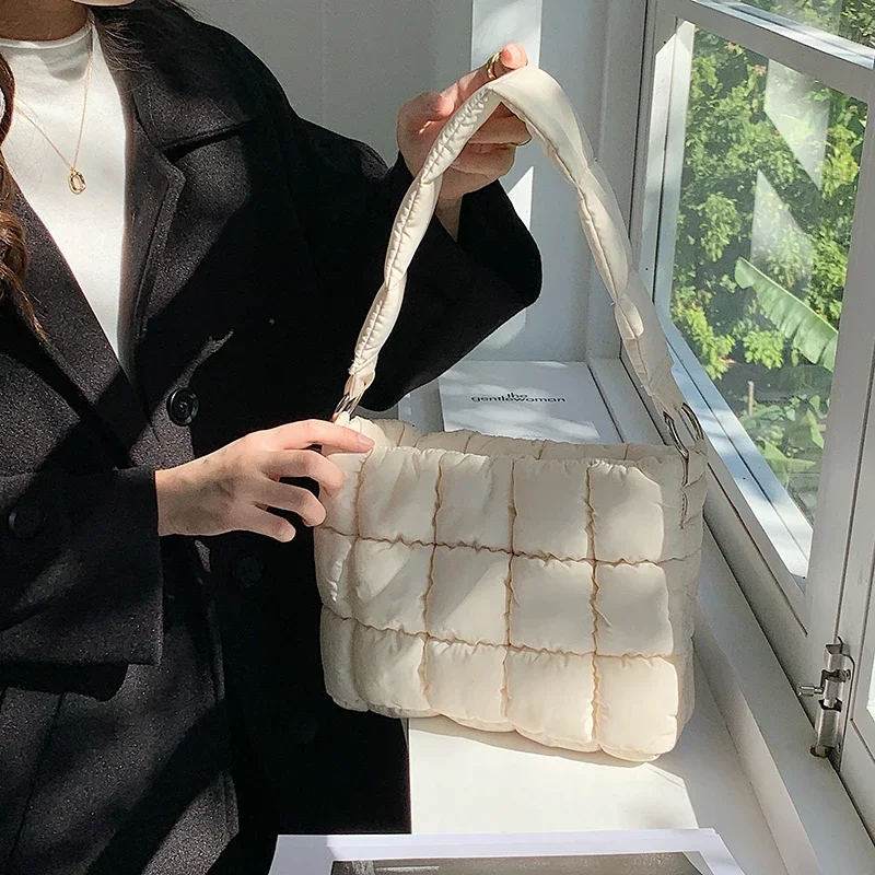 Fashion Ruched Quilted Women Shoulder Bags Designer Padded Lady Handbags Luxury Nylon Down Cotton Small Tote Bag Winter Sac 2022
Fashion Ruched Quilted Women Shoulder Bags Designer Padded Lady Handbags Luxury Nylon Down Cotton Small Tote Bag Winter Sac 2022