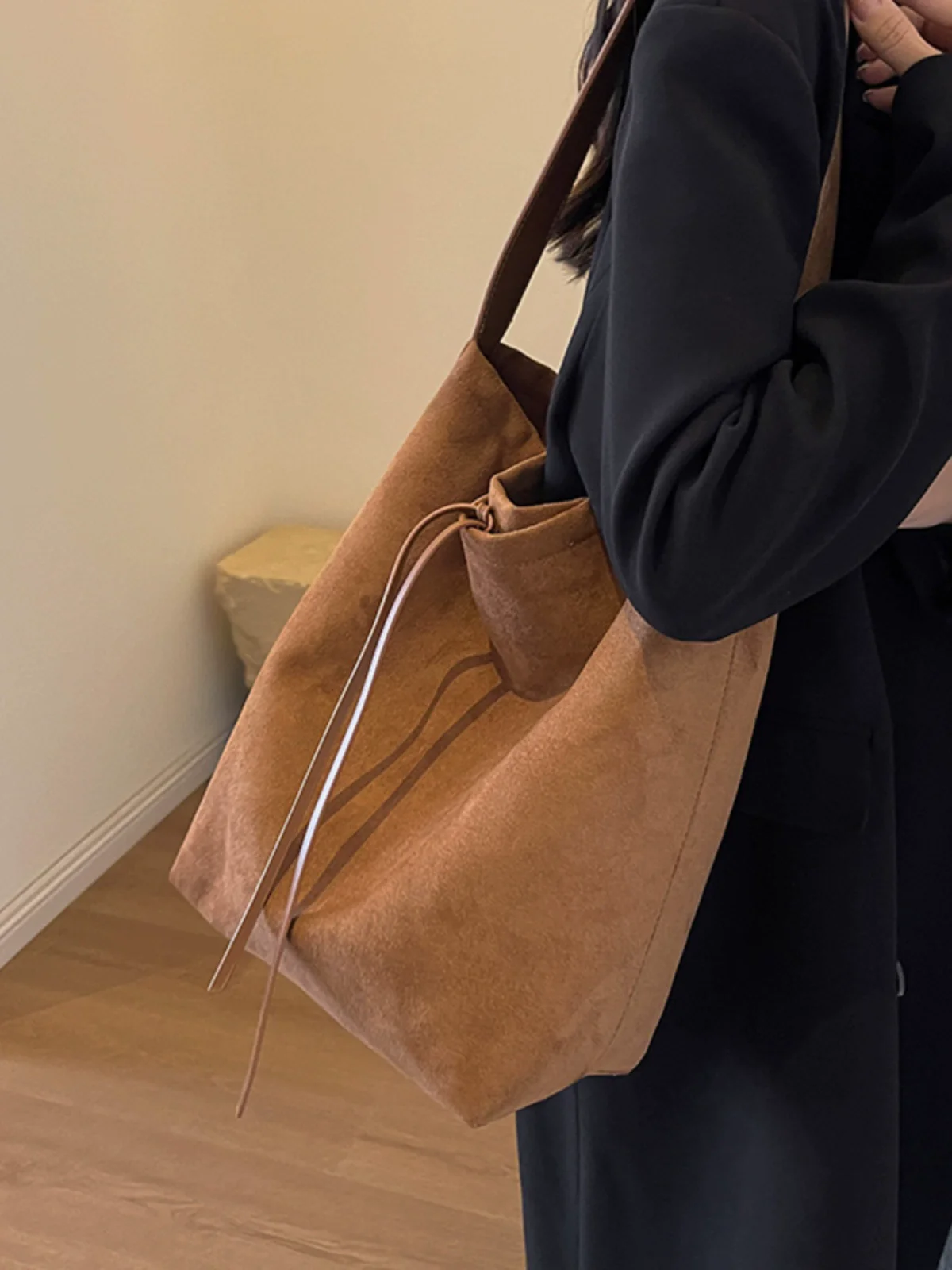 Autumn/Winter Retro Matte Suede Composit Bags for Women 2025 New Fashion Armpit Shoulder Bucket Tote Bags Casual Large Capacity
Autumn/Winter Retro Matte Suede Composit Bags for Women 2025 New Fashion Armpit Shoulder Bucket Tote Bags Casual Large Capacity