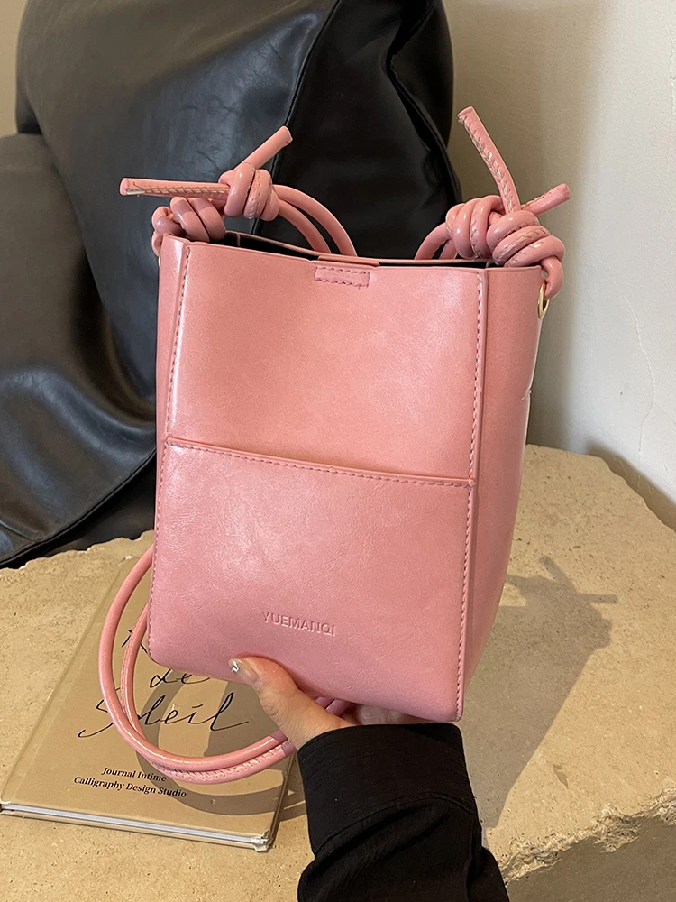 New Korean Version Women Messenger Bags 2025 Trend Chic Letter Mobile Phone Pack All-Matched PU Leather Shoulder Bags
New Korean Version Women Messenger Bags 2025 Trend Chic Letter Mobile Phone Pack All-Matched PU Leather Shoulder Bags