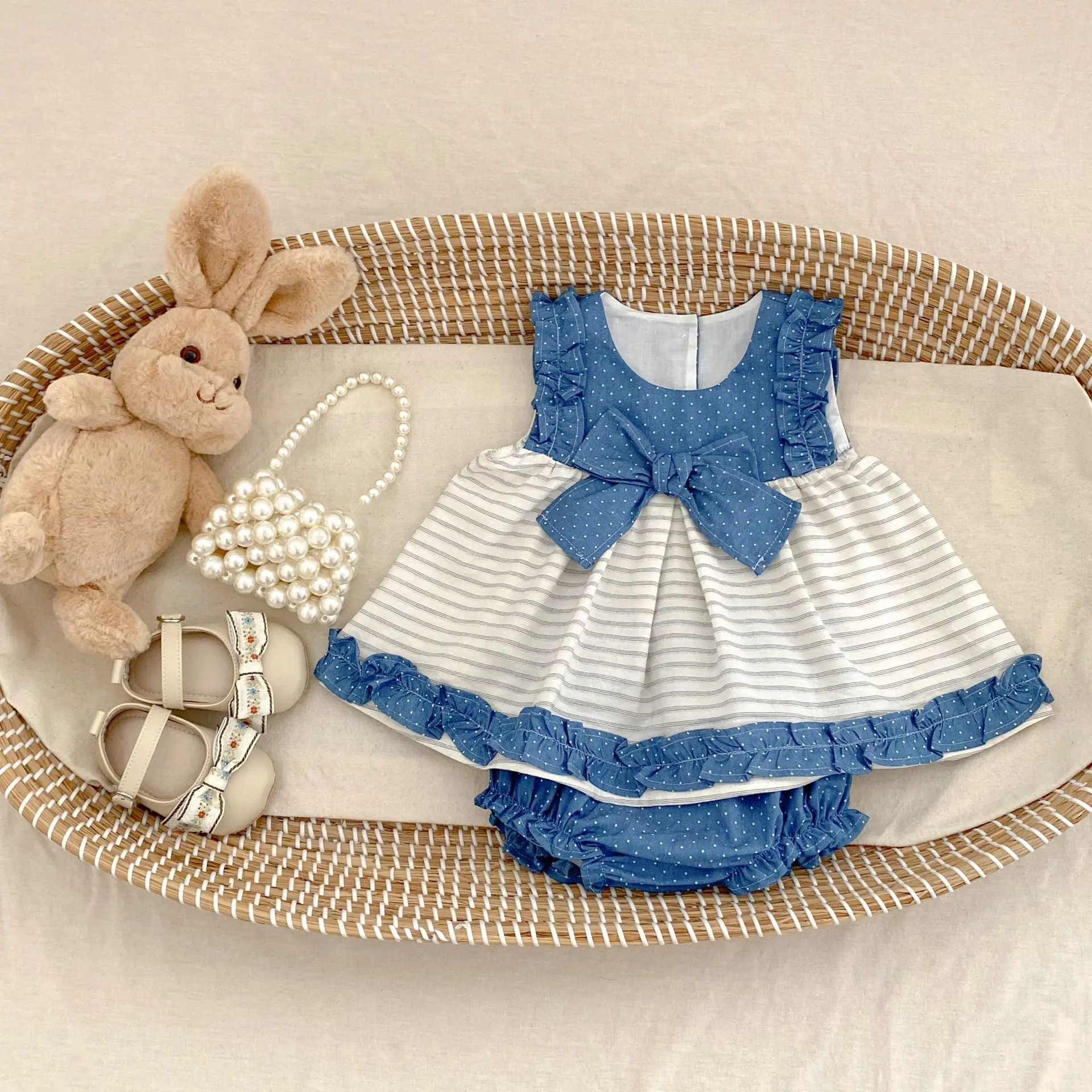 Summer new baby clothes for 0-3 years old, fashionable baby girl suit polka dot stitching top + polka dot triangular shorts
Summer new baby clothes for 0-3 years old, fashionable baby girl suit polka dot stitching top + polka dot triangular shorts