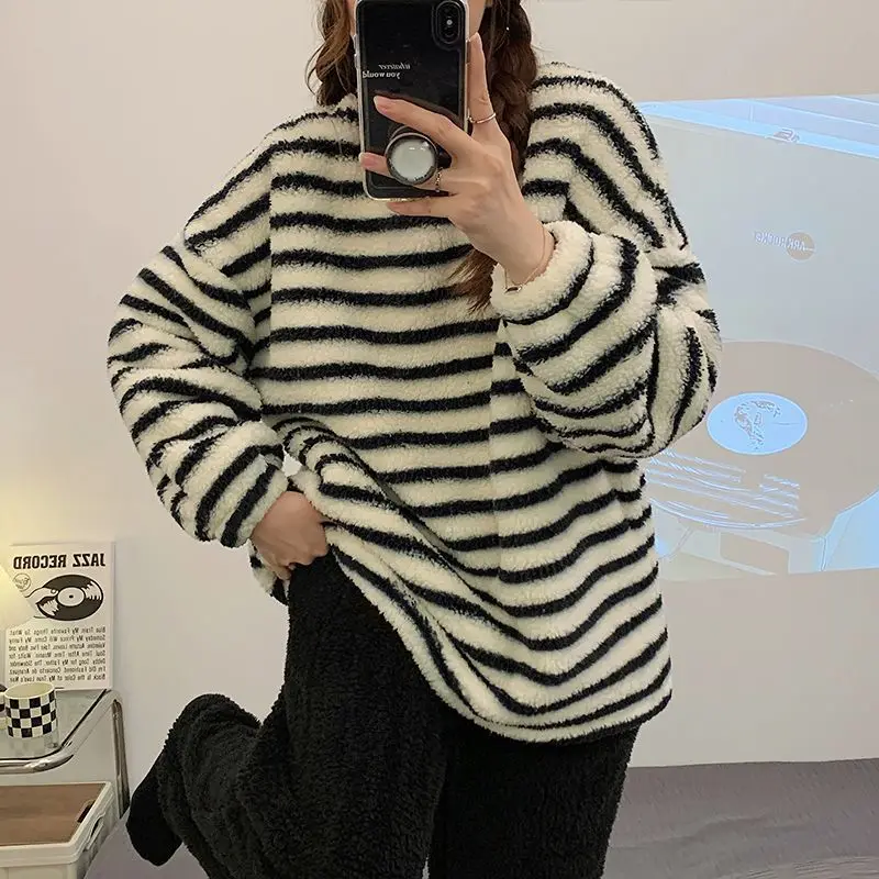 Women's pajamas winter flannel homewear Sleepwear new model coral fleece thicken Pajama fleece-lined keep warm two-piece set
Women's pajamas winter flannel homewear Sleepwear new model coral fleece thicken Pajama fleece-lined keep warm two-piece set