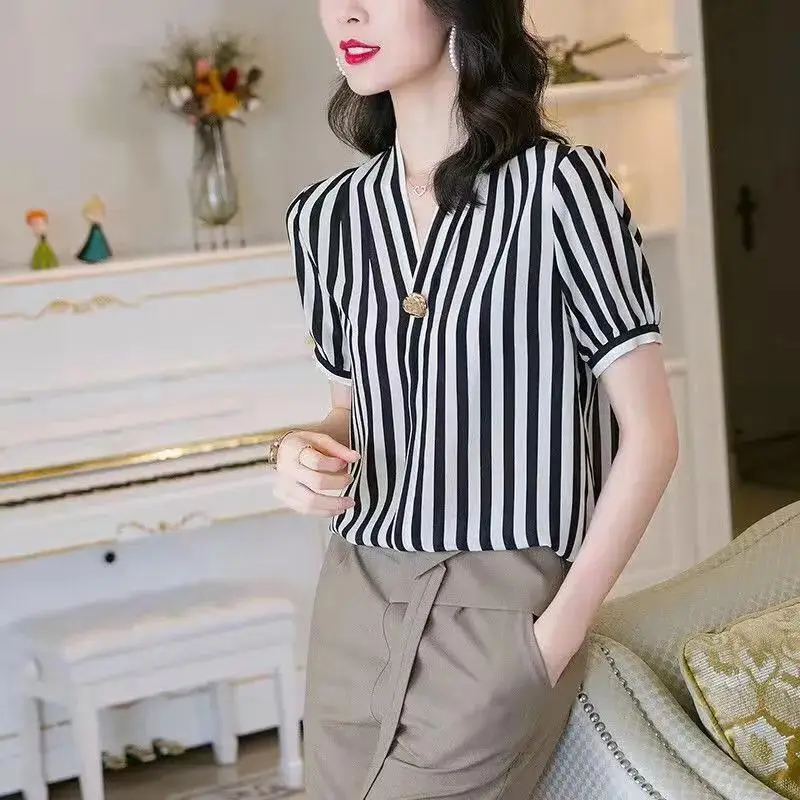 Корейский стиль шелковая рубашка для женщин весна-лето Новая модная высокая темпераментная стильная свободная Облегающая рубашка с V-образным вырезом
Корейский стиль шелковая рубашка для женщин весна-лето Новая модная высокая темпераментная стильная свободная Облегающая рубашка с V-образным вырезом