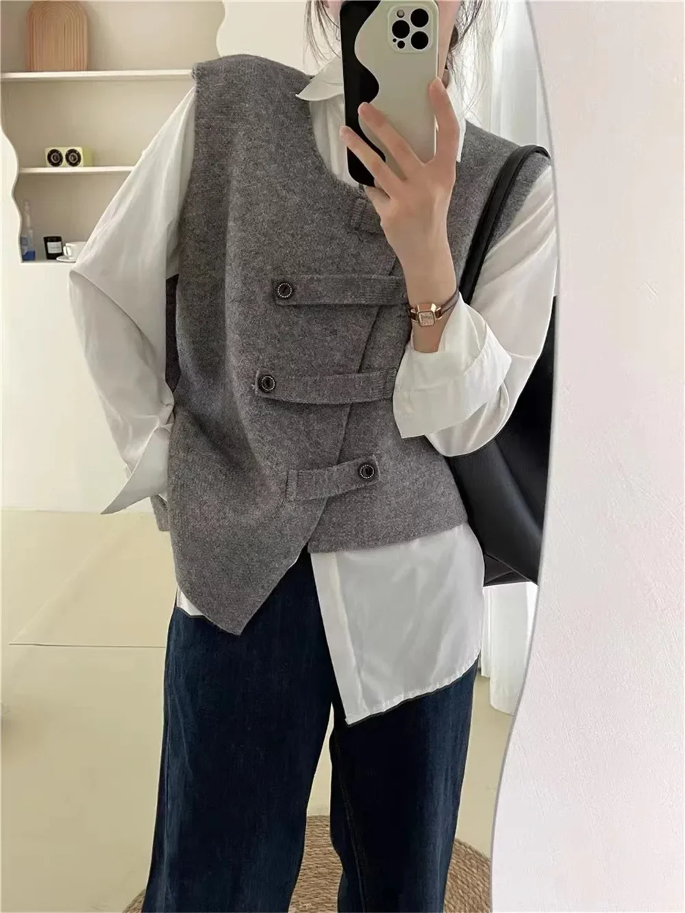2024 Preppy Style Sweater Vest Women V Neck Solid Autumn Fashionable Button Design Female Leisure Knitwear Soft Sweetwear Korean
2024 Preppy Style Sweater Vest Women V Neck Solid Autumn Fashionable Button Design Female Leisure Knitwear Soft Sweetwear Korean