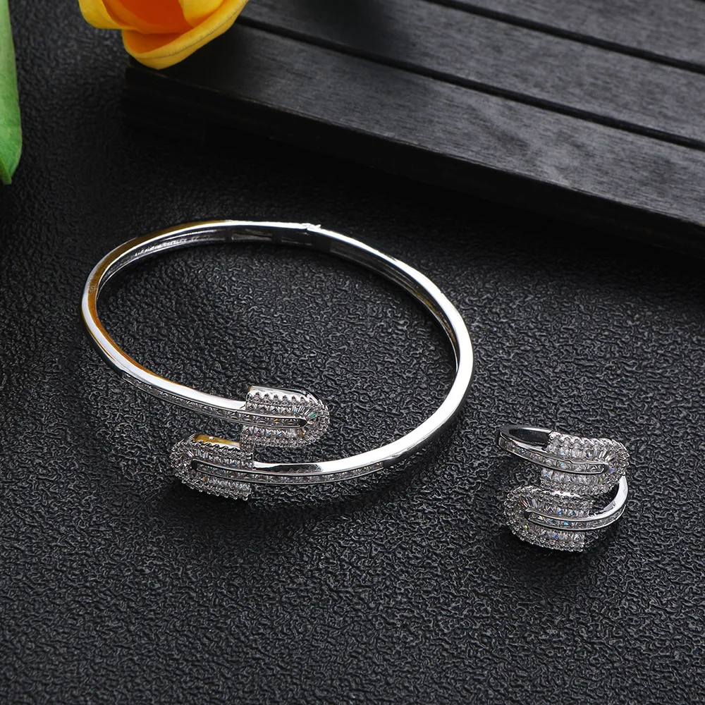 HIBRIDE New 2-Piece Set Light Luxury Everyday Personality Necklace Earrings Women's Clothing Jewelry Holiday Gift Prom S-912
HIBRIDE New 2-Piece Set Light Luxury Everyday Personality Necklace Earrings Women's Clothing Jewelry Holiday Gift Prom S-912