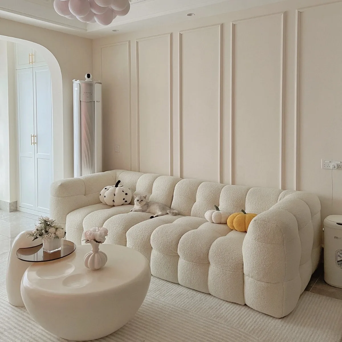 Cream Style Sofa, Light Luxury Fabric, Straight Sofa, Internet Celebrity, Cotton Candy, Lamb Hair, Small Apartment, Living Room
Cream Style Sofa, Light Luxury Fabric, Straight Sofa, Internet Celebrity, Cotton Candy, Lamb Hair, Small Apartment, Living Room