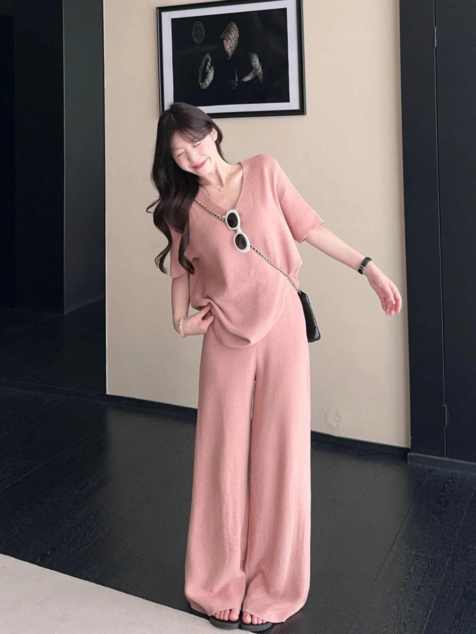 plus Size Women's Casual V-Neck Short Sleeve T-Shirt And High Waist Loose Wide Leg Pants Summer Fashion Korean Style
plus Size Women's Casual V-Neck Short Sleeve T-Shirt And High Waist Loose Wide Leg Pants Summer Fashion Korean Style