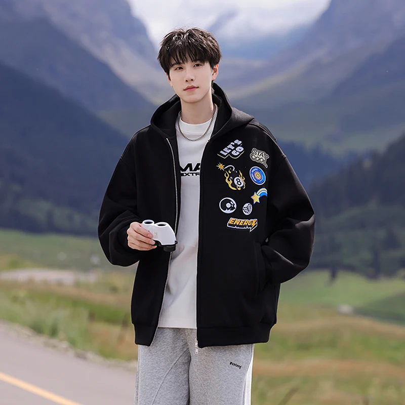 Мужская модная трендовая вышитая свободная удобная весенне-осенняя куртка с капюшоном для спорта на открытом воздухе и отдыха ветрозащитная дышащая куртка
Мужская модная трендовая вышитая свободная удобная весенне-осенняя куртка с капюшоном для спорта на открытом воздухе и отдыха ветрозащитная дышащая куртка