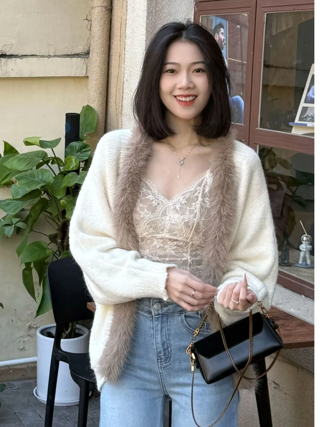 Korean Style Loose Women's Knitted Sweater Coat with Large Fur Collar Autumn Winter Lazy Style High End Feeling Long Sleeve V...
Korean Style Loose Women's Knitted Sweater Coat with Large Fur Collar Autumn Winter Lazy Style High End Feeling Long Sleeve V...