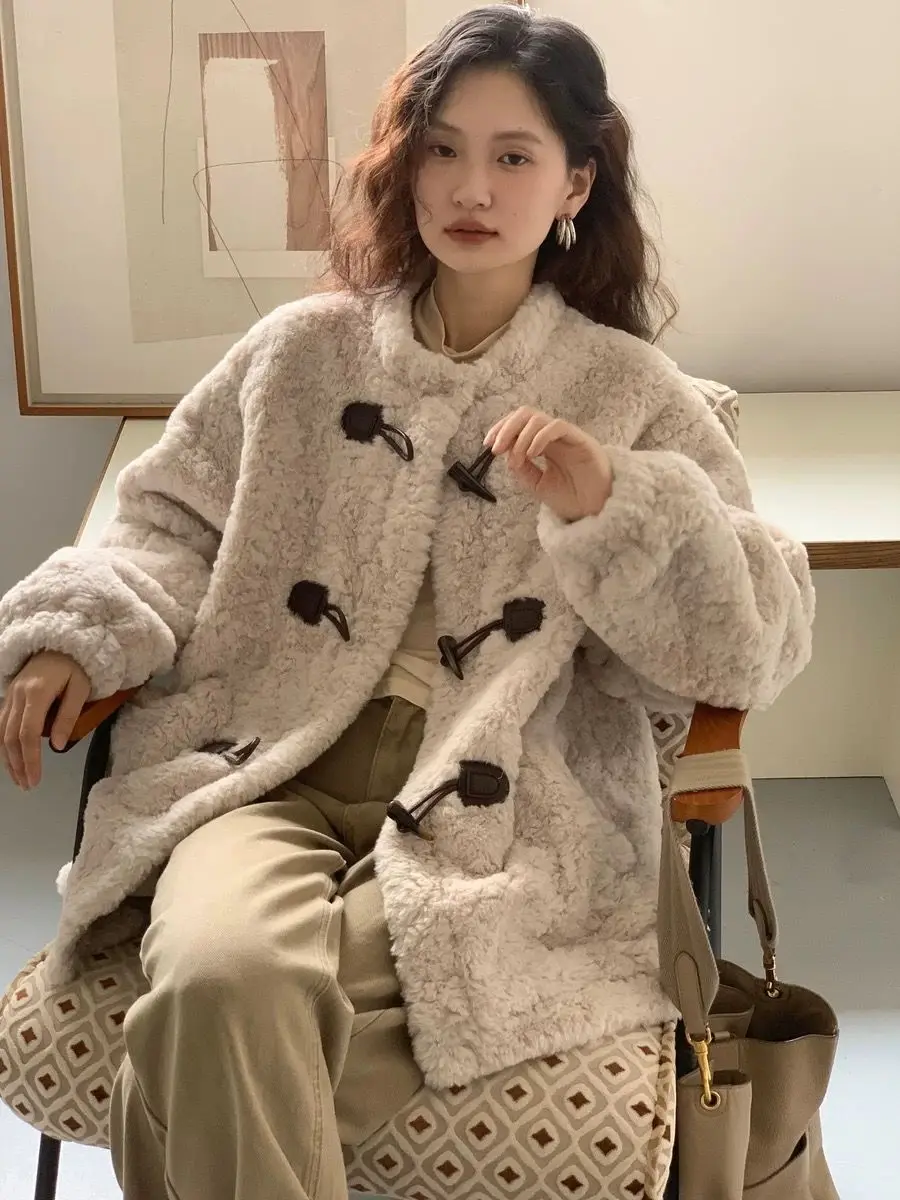 Куртка из овечьей шерсти для девочек-подростков и женщин, классический стиль, традиционный дизайн, обычный фасон, классическая эстетика, стандартный образ.
Куртка из овечьей шерсти для девочек-подростков и женщин, классический стиль, традиционный дизайн, обычный фасон, классическая эстетика, стандартный образ.