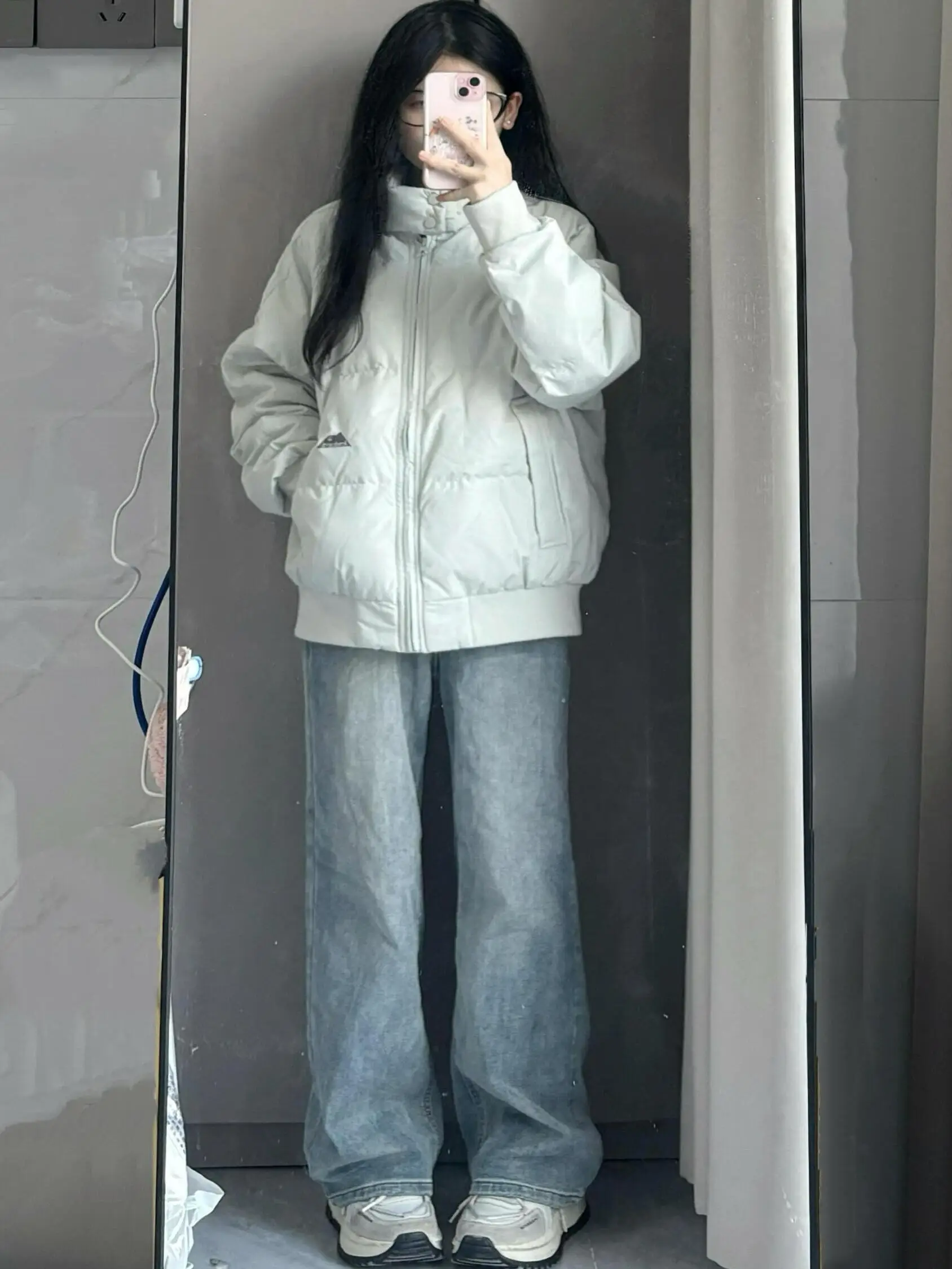 Корейская зимняя женская куртка из утепленного хлопка, новая модель, свободного кроя, теплая, с капюшоном, длинными рукавами и молнией.
Корейская зимняя женская куртка из утепленного хлопка, новая модель, свободного кроя, теплая, с капюшоном, длинными рукавами и молнией.