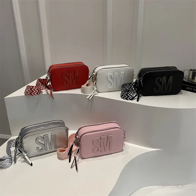 Элегантная сумка через плечо с буквенным принтом, новинка 2023 года для женщин, роскошная сумка через плечо с широким ремешком, модная маленькая сумка для всех случаев
Элегантная сумка через плечо с буквенным принтом, новинка 2023 года для женщин, роскошная сумка через плечо с широким ремешком, модная маленькая сумка для всех случаев