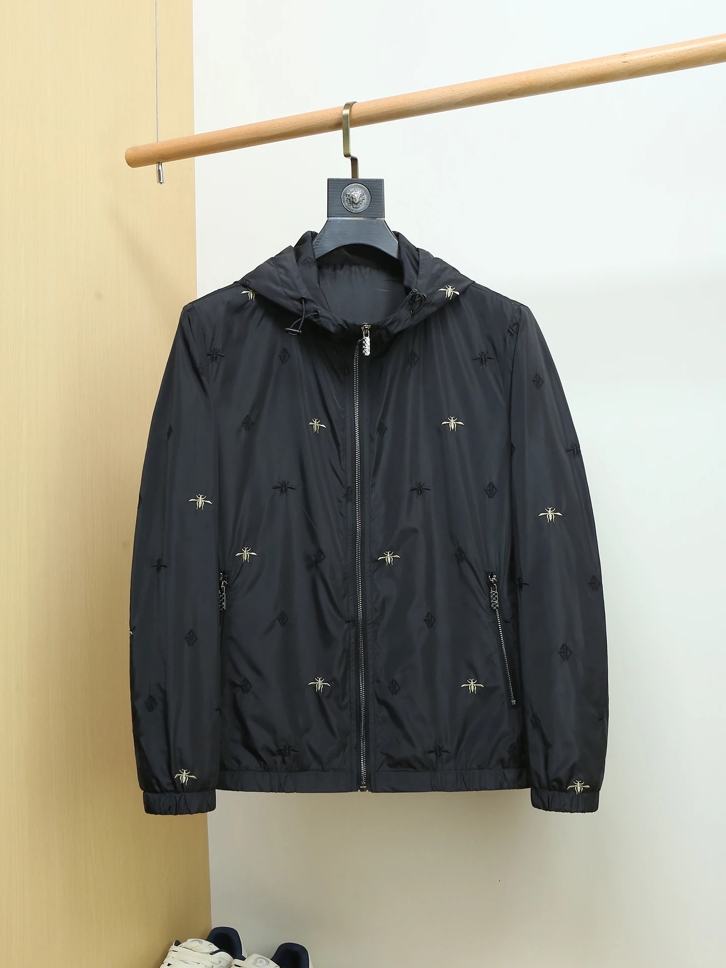 High Quali Men's Faionable Hooded Embroidered Jaet Thin Casual Outerwear Spring Season Polyester Fabric Slim Fit Sle
High Quali Men's Faionable Hooded Embroidered Jaet Thin Casual Outerwear Spring Season Polyester Fabric Slim Fit Sle