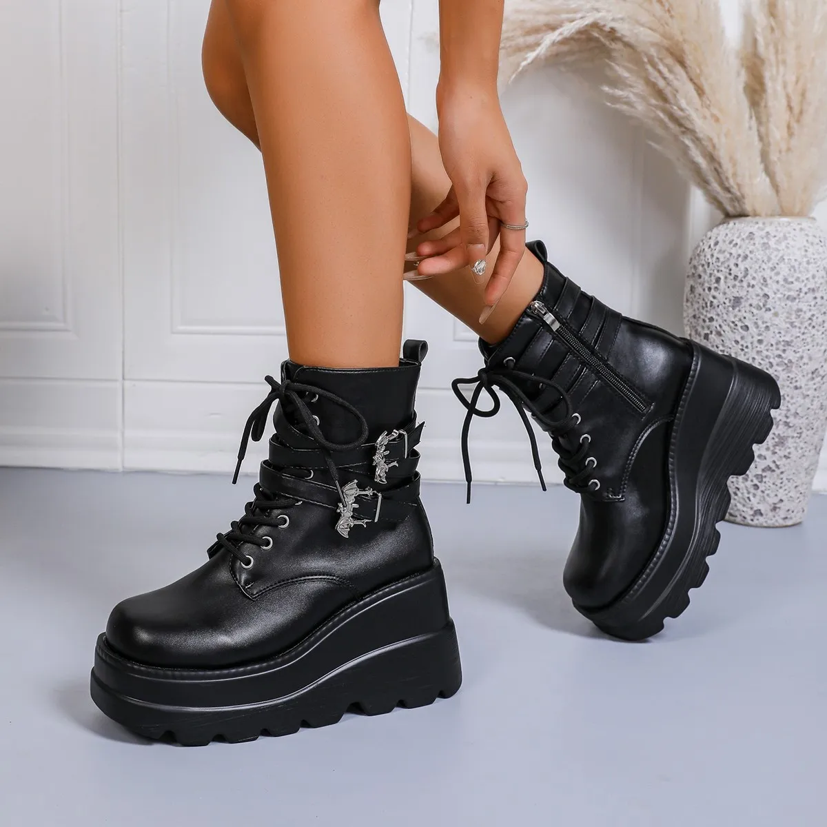 Women Punk Style Platform Ankle Boots Thick Sole Leather Bat Button Motorcycle Boots Chunky Metal Buckle Short Boots Woman 523
Women Punk Style Platform Ankle Boots Thick Sole Leather Bat Button Motorcycle Boots Chunky Metal Buckle Short Boots Woman 523