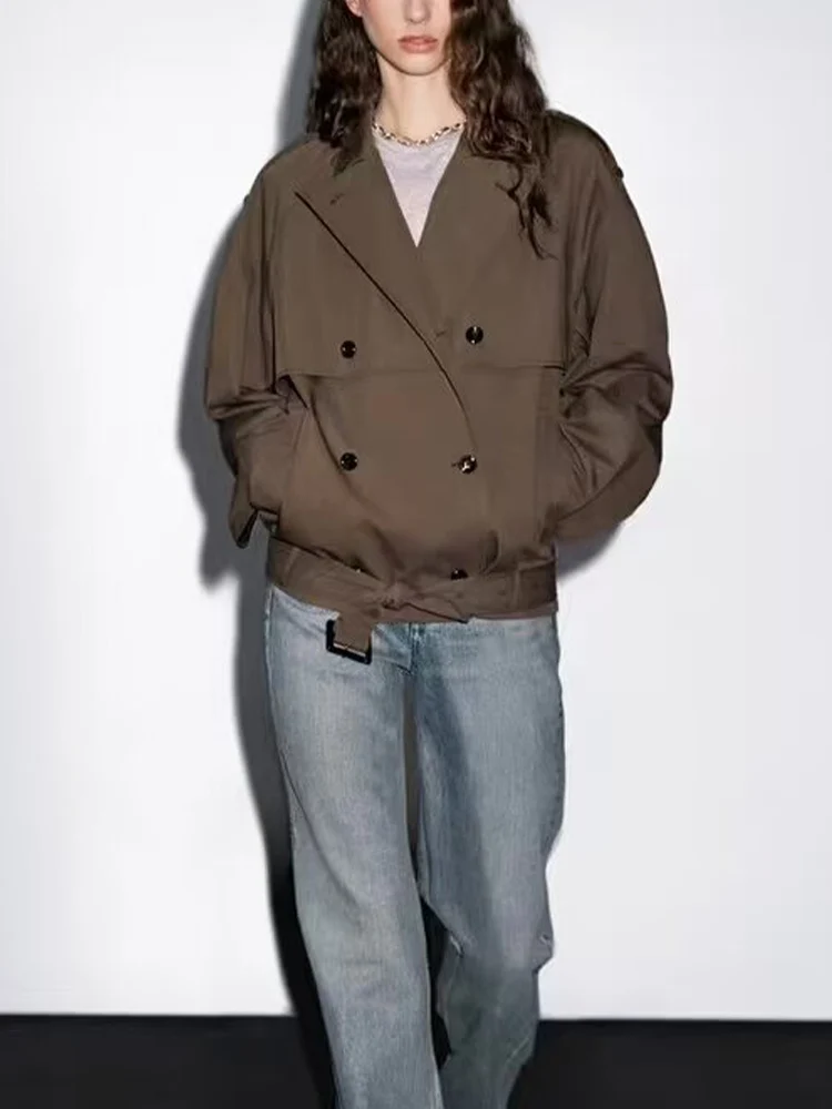 Осенняя новая женская одежда в европейском и американском стиле, дизайнерский пояс, двубортный короткий плащ с лацканами 
Осенняя новая женская одежда в европейском и американском стиле, дизайнерский пояс, двубортный короткий плащ с лацканами