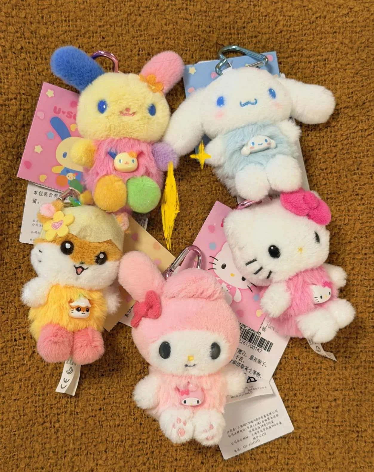 Новая оригинальная серия плюшевых подвесок Heartbeat Color Series My Melody Cinnamoroll — украшение для сумки, праздничный подарок-сюрприз для девочек.
Новая оригинальная серия плюшевых подвесок Heartbeat Color Series My Melody Cinnamoroll — украшение для сумки, праздничный подарок-сюрприз для девочек.