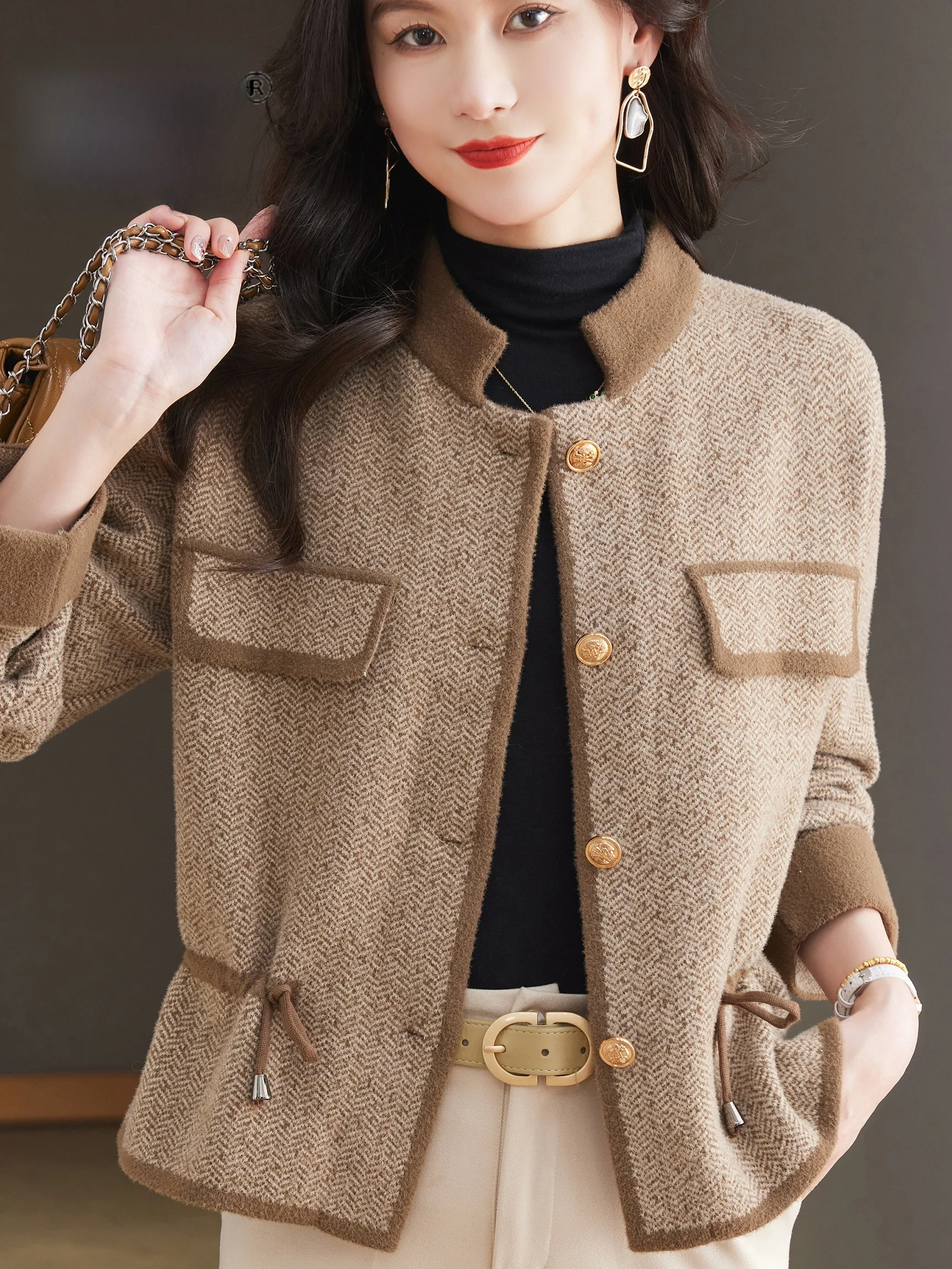 Весенне-осенний вязаный кардиган для женщин: модный тонкий топ с металлическими пуговицами и воротником-стойкой для женщин среднего и старшего возраста
Весенне-осенний вязаный кардиган для женщин: модный тонкий топ с металлическими пуговицами и воротником-стойкой для женщин среднего и старшего возраста