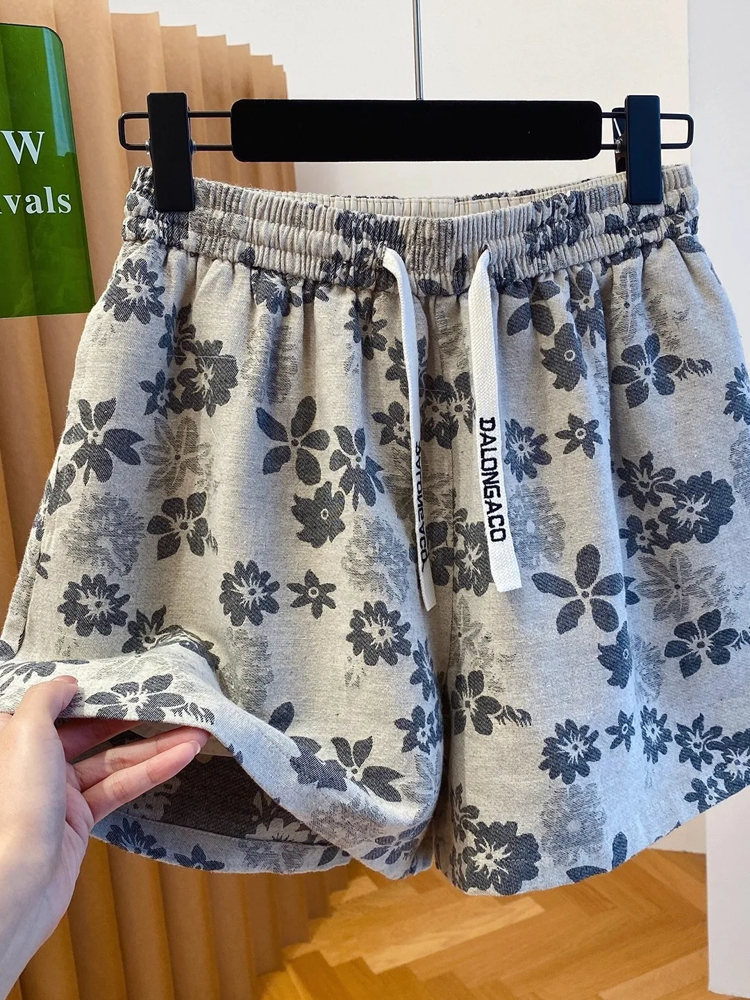 Floral Print Loose Wide Leg Short Pants Women's Casual High Waist Cotton Trousers Summer New Style Slimming Individualized
Floral Print Loose Wide Leg Short Pants Women's Casual High Waist Cotton Trousers Summer New Style Slimming Individualized