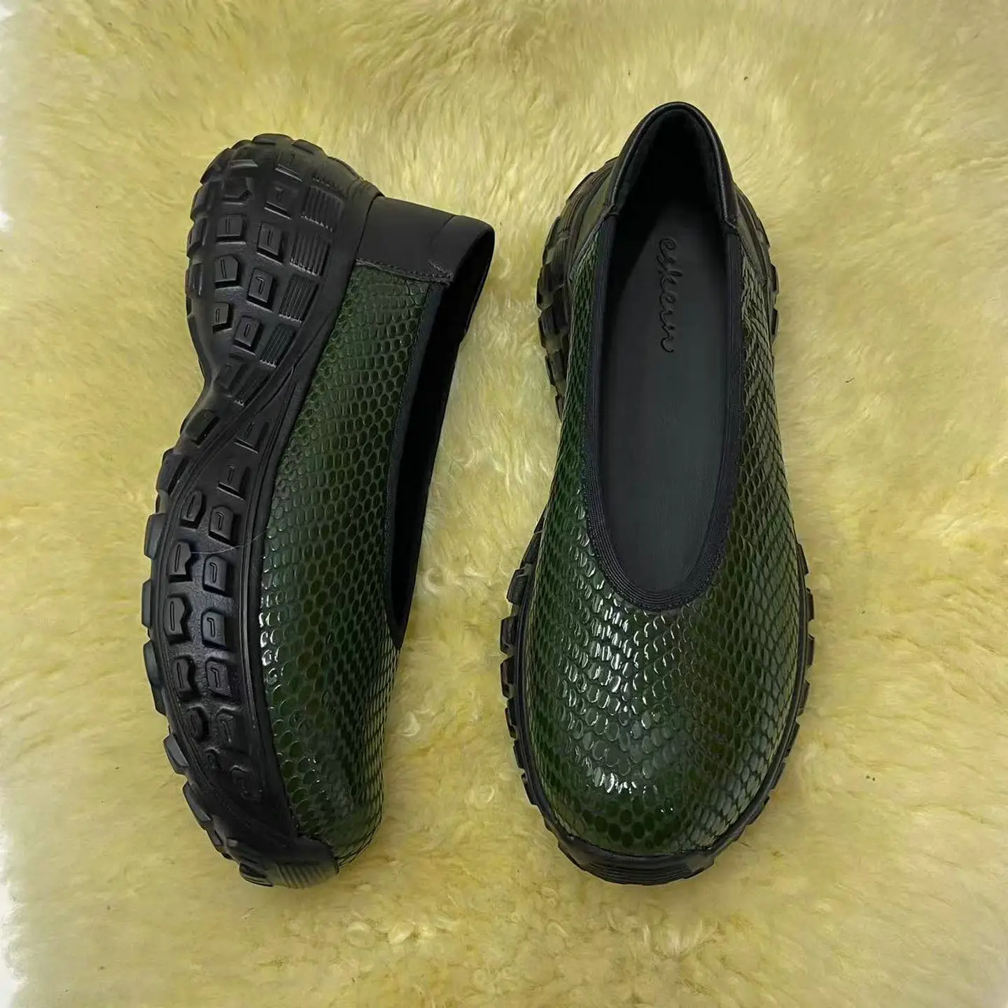 Женские кожаные туфли из змеиной кожи на толстой подошве, новые весенние мягкие туфли без шнуровки с круглым носком, повседневные туфли без шнуровки на мелкой подошве
Женские кожаные туфли из змеиной кожи на толстой подошве, новые весенние мягкие туфли без шнуровки с круглым носком, повседневные туфли без шнуровки на мелкой подошве