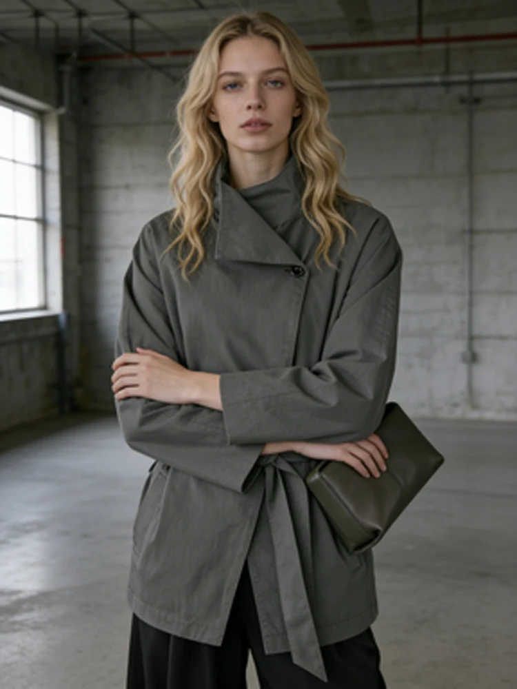 Женский укороченный тренч на шнуровке с воротником-стойкой и одной пуговицей, свободный крой, ветровка, модная офисная куртка для повседневной носки 2026
Женский укороченный тренч на шнуровке с воротником-стойкой и одной пуговицей, свободный крой, ветровка, модная офисная куртка для повседневной носки 2026