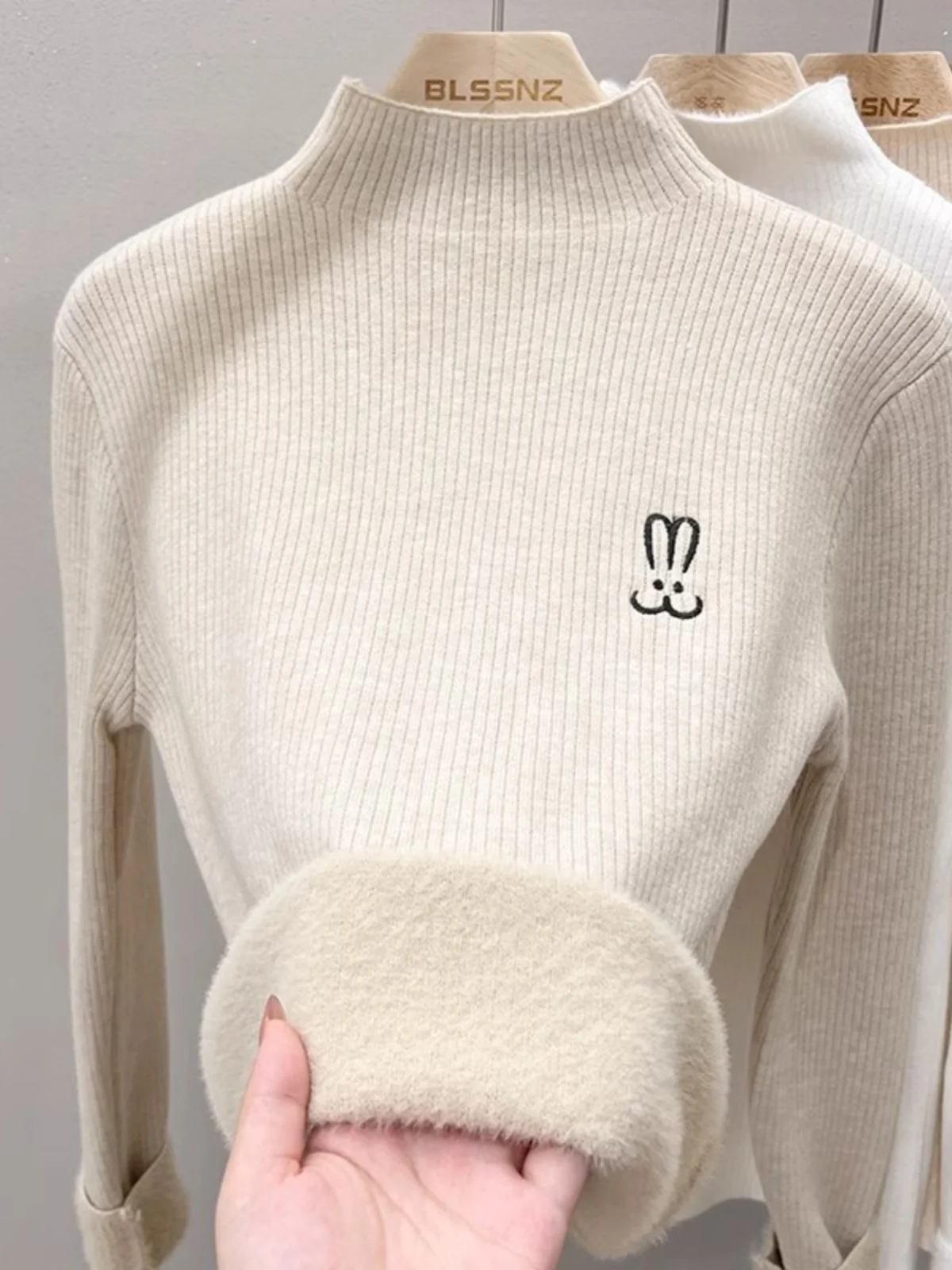 Утепленный вязаный свитер для женщин с вышивкой и флисовой подкладкой, новая зимняя модель с высоким воротником
Утепленный вязаный свитер для женщин с вышивкой и флисовой подкладкой, новая зимняя модель с высоким воротником