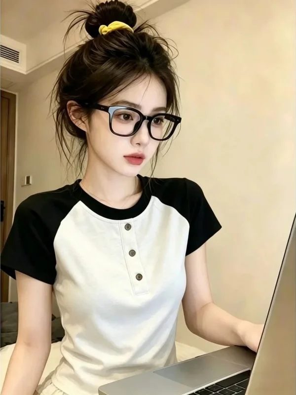Retro American Shoulder Insertion round Neck Short Sleeve T-Shirt Women Summer Slim Fit Stylish Top High Waist Design Breatha...
Retro American Shoulder Insertion round Neck Short Sleeve T-Shirt Women Summer Slim Fit Stylish Top High Waist Design Breatha...