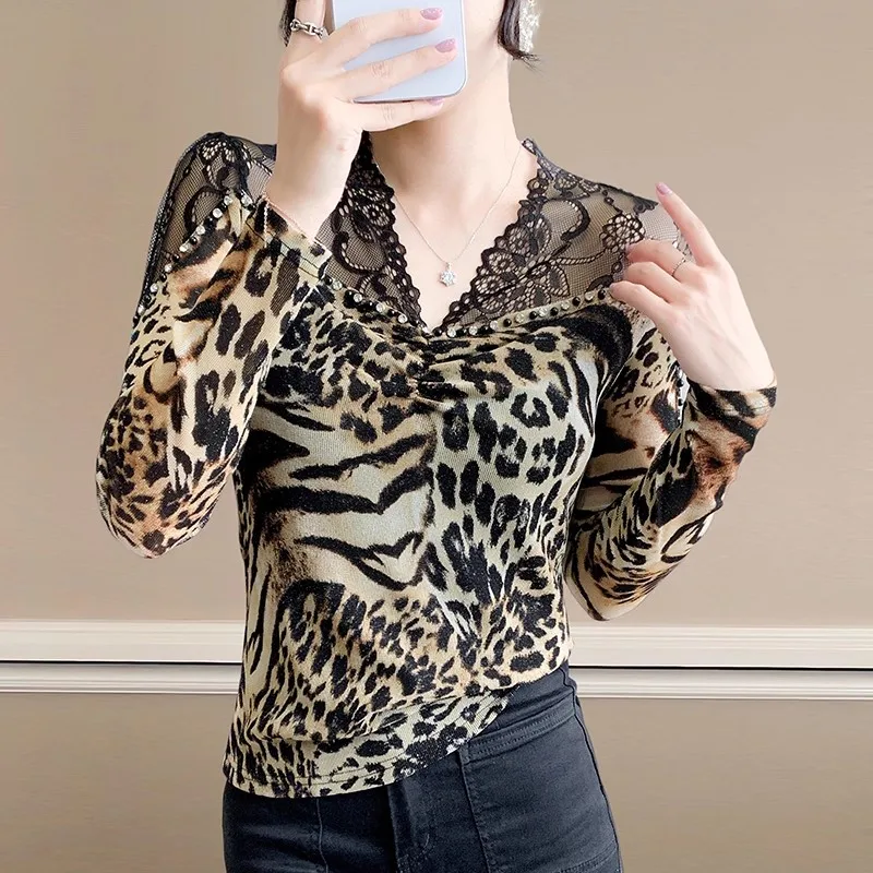Женский кружевной топ с v-образным вырезом в стиле пэчворк, топ с бисером и бриллиантами, новая осенняя футболка с длинными рукавами, элегантная облегающая женская рубашка 
Женский кружевной топ с v-образным вырезом в стиле пэчворк, топ с бисером и бриллиантами, новая осенняя футболка с длинными рукавами, элегантная облегающая женская рубашка