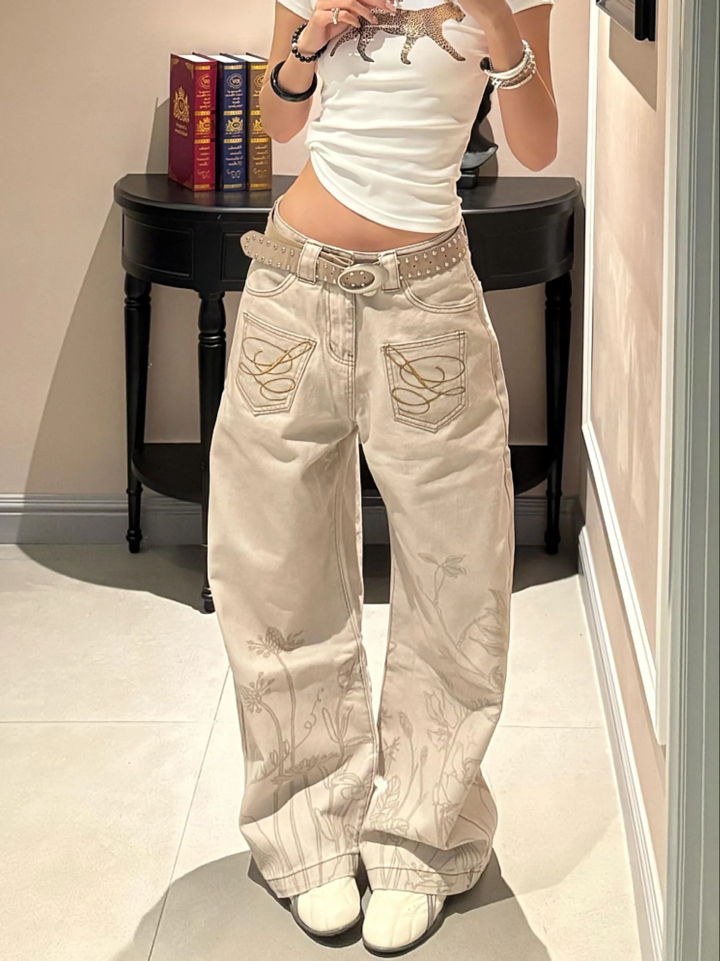 Large Size American Retro Floral Print Denim Pants High Waist Wide Leg Street Style Women's Fashion Casual Summer Spring
Large Size American Retro Floral Print Denim Pants High Waist Wide Leg Street Style Women's Fashion Casual Summer Spring
