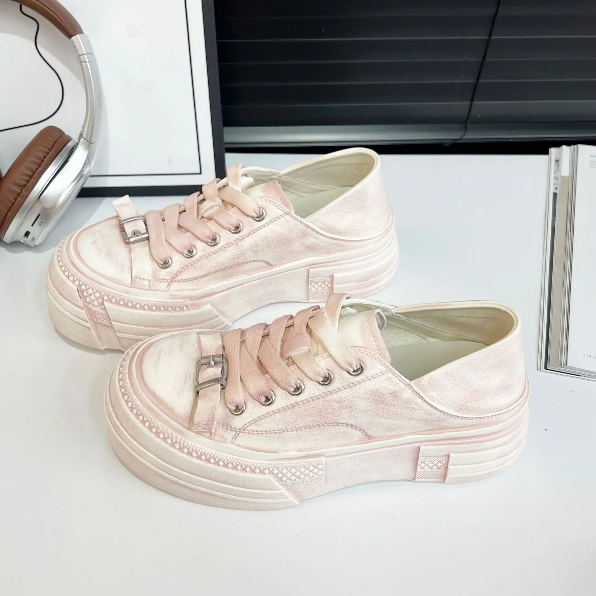 2025 new leather shoes with old lace-up muffin bottoms, women with thick soles and small white shoes.
2025 new leather shoes with old lace-up muffin bottoms, women with thick soles and small white shoes.
