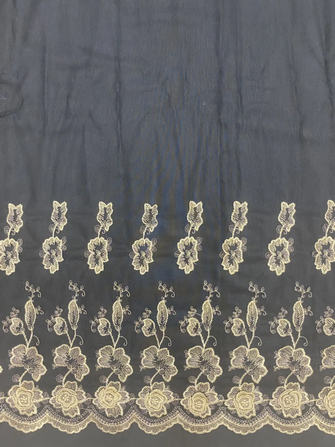 New arrival: Gorgeous gold thread three-dimensional flower pattern bilaterally symmetrical embroidery lace
New arrival: Gorgeous gold thread three-dimensional flower pattern bilaterally symmetrical embroidery lace