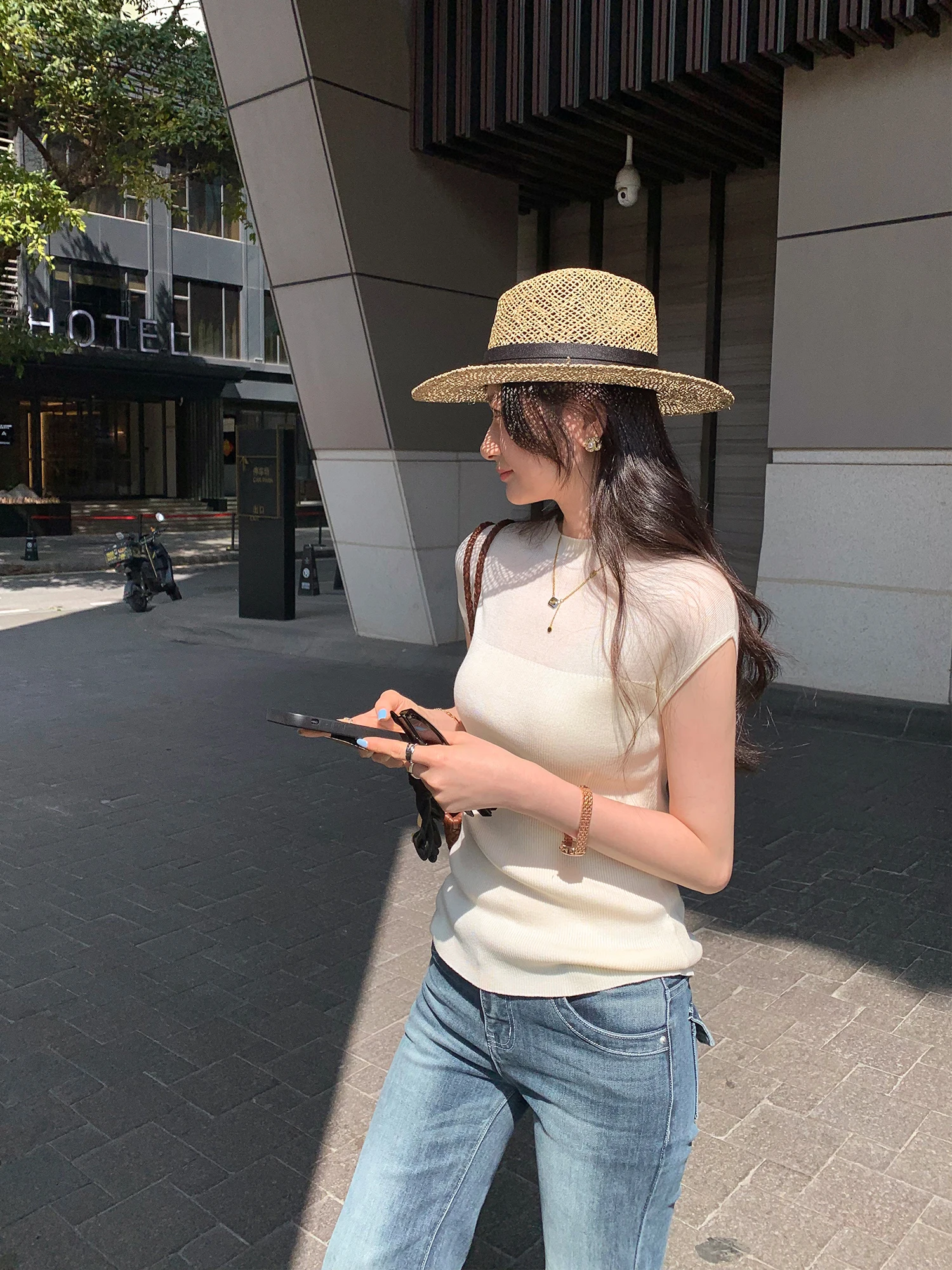 Lacele Tianli Design Sense Splice Sleeveless Knitted Sweater Women Summer 2026 New Slimming Top Soft Refined Minimalist Style
Lacele Tianli Design Sense Splice Sleeveless Knitted Sweater Women Summer 2026 New Slimming Top Soft Refined Minimalist Style