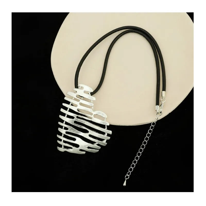Popular Ladies Retro Literary Heart Striped Necklace Short Clavicle Chain Premium Design Leather Rope Necklace
Popular Ladies Retro Literary Heart Striped Necklace Short Clavicle Chain Premium Design Leather Rope Necklace